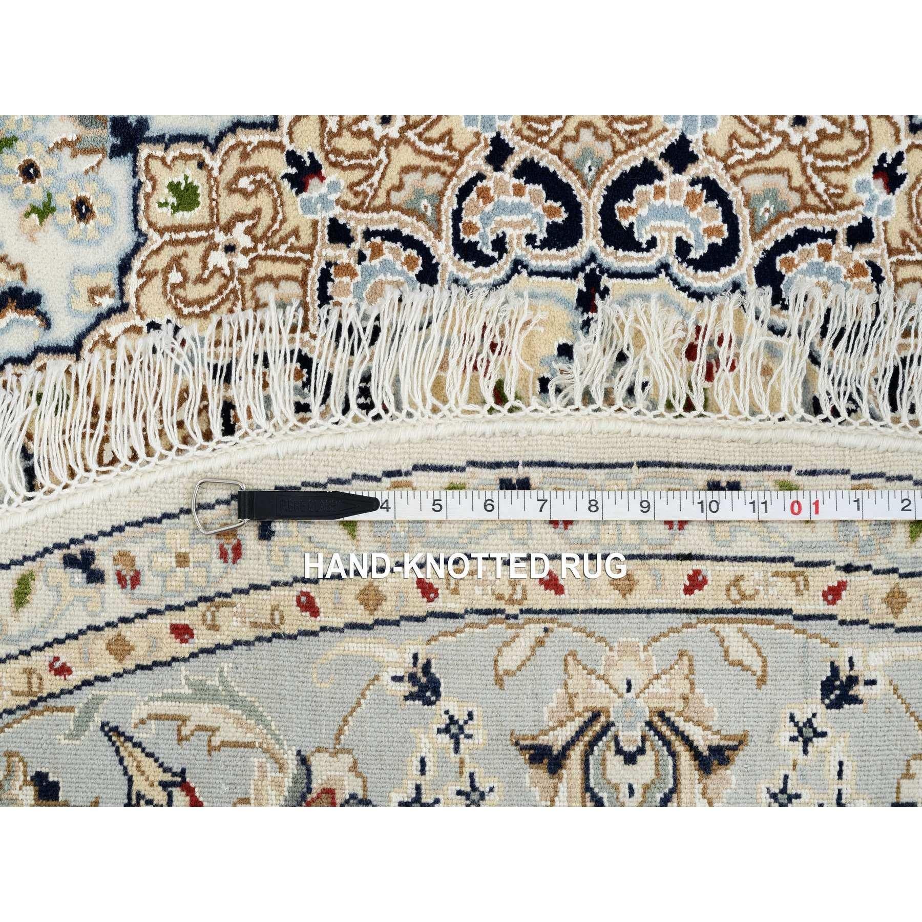 Seta 6'x6' Ivory Nain with Center Medallion Flower Design Tappeto in lana annodato a mano in vendita
