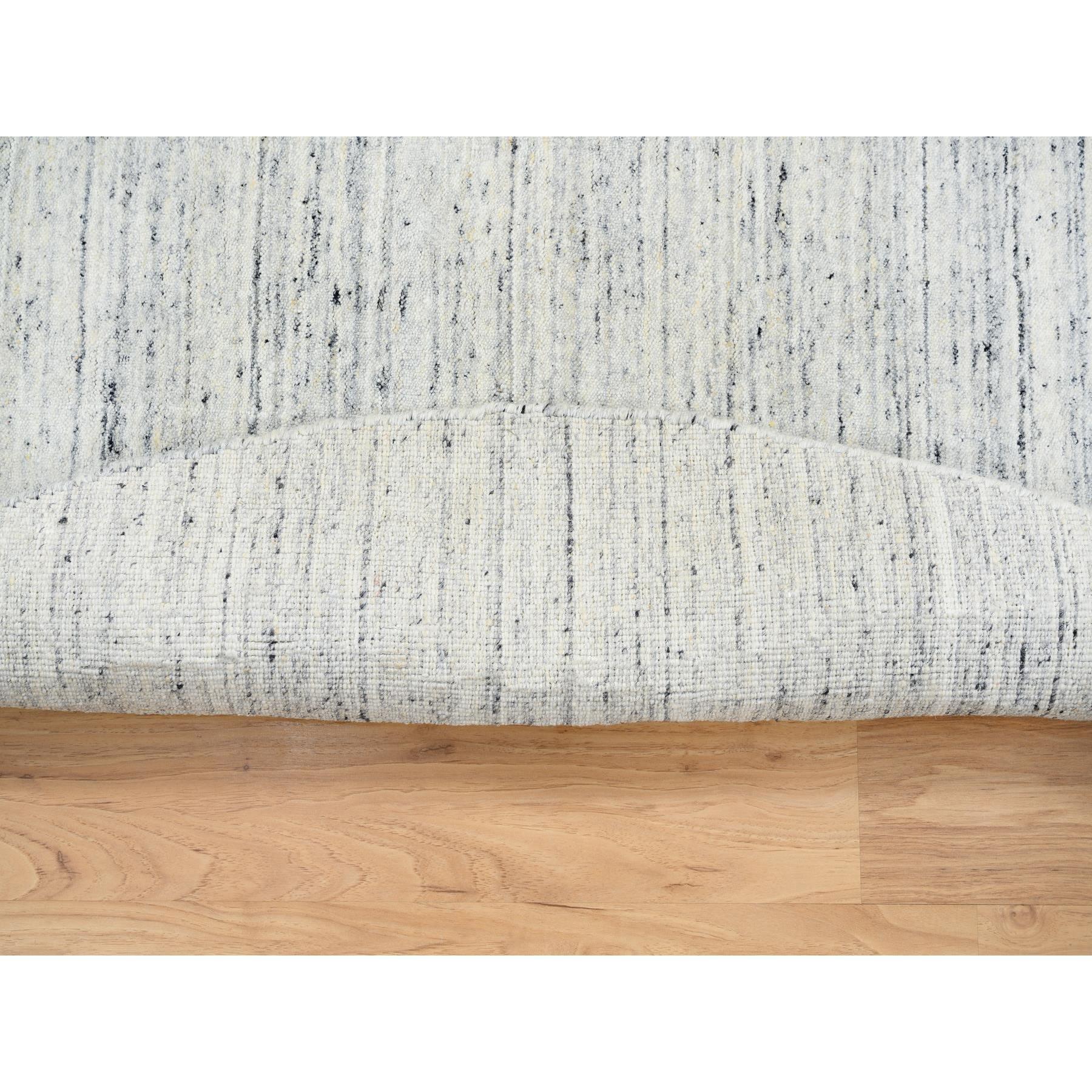 Indian 6'x6' Ivory Plain Modern Striae Design Soft Wool Hand Loomed Round Rug For Sale