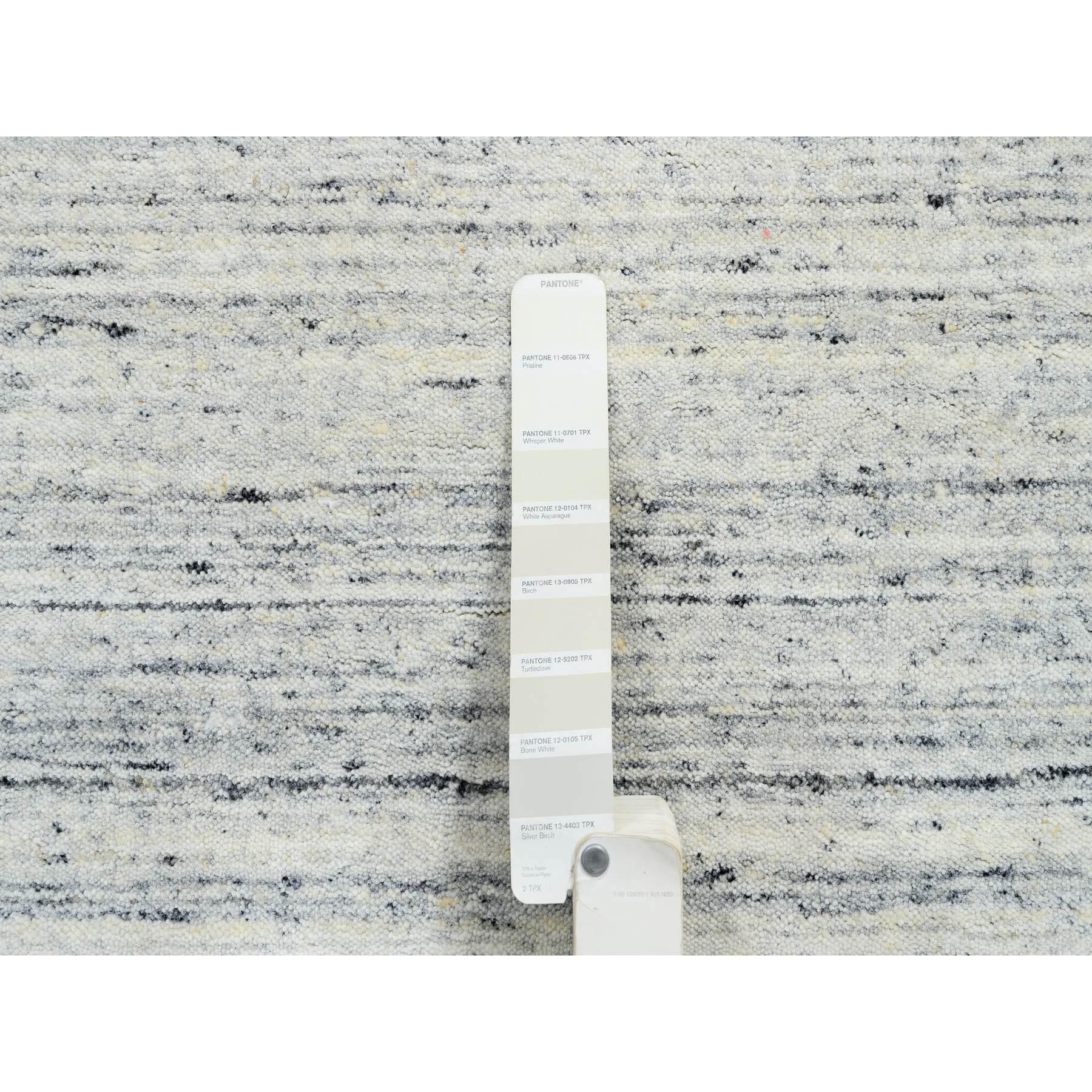 Hand-Woven 6'x6' Ivory Plain Modern Striae Design Soft Wool Hand Loomed Round Rug For Sale