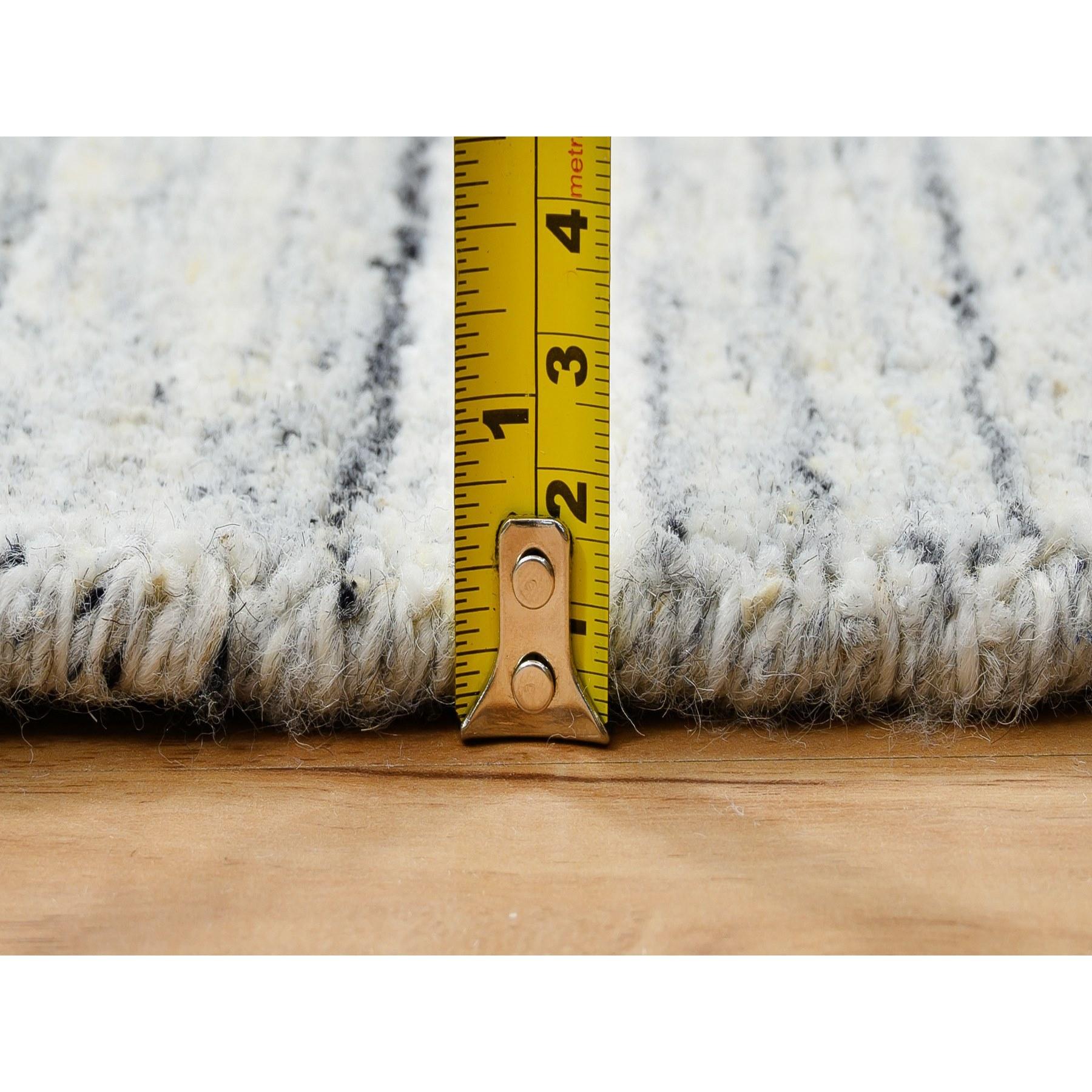 6'x6' Ivory Plain Modern Striae Design Soft Wool Hand Loomed Round Rug For Sale 1