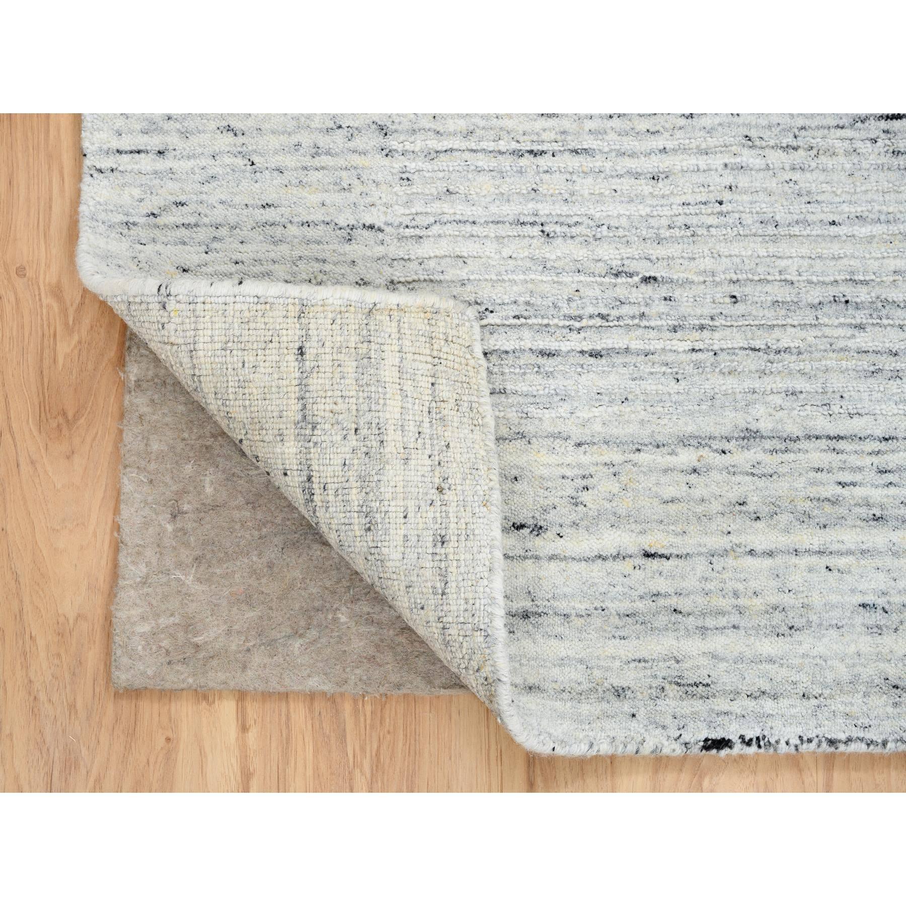 Moderne 6'x6' Ivory, Plain Modern Striae Design, Soft Wool Hand Loomed, Square Rug (tapis carré) en vente