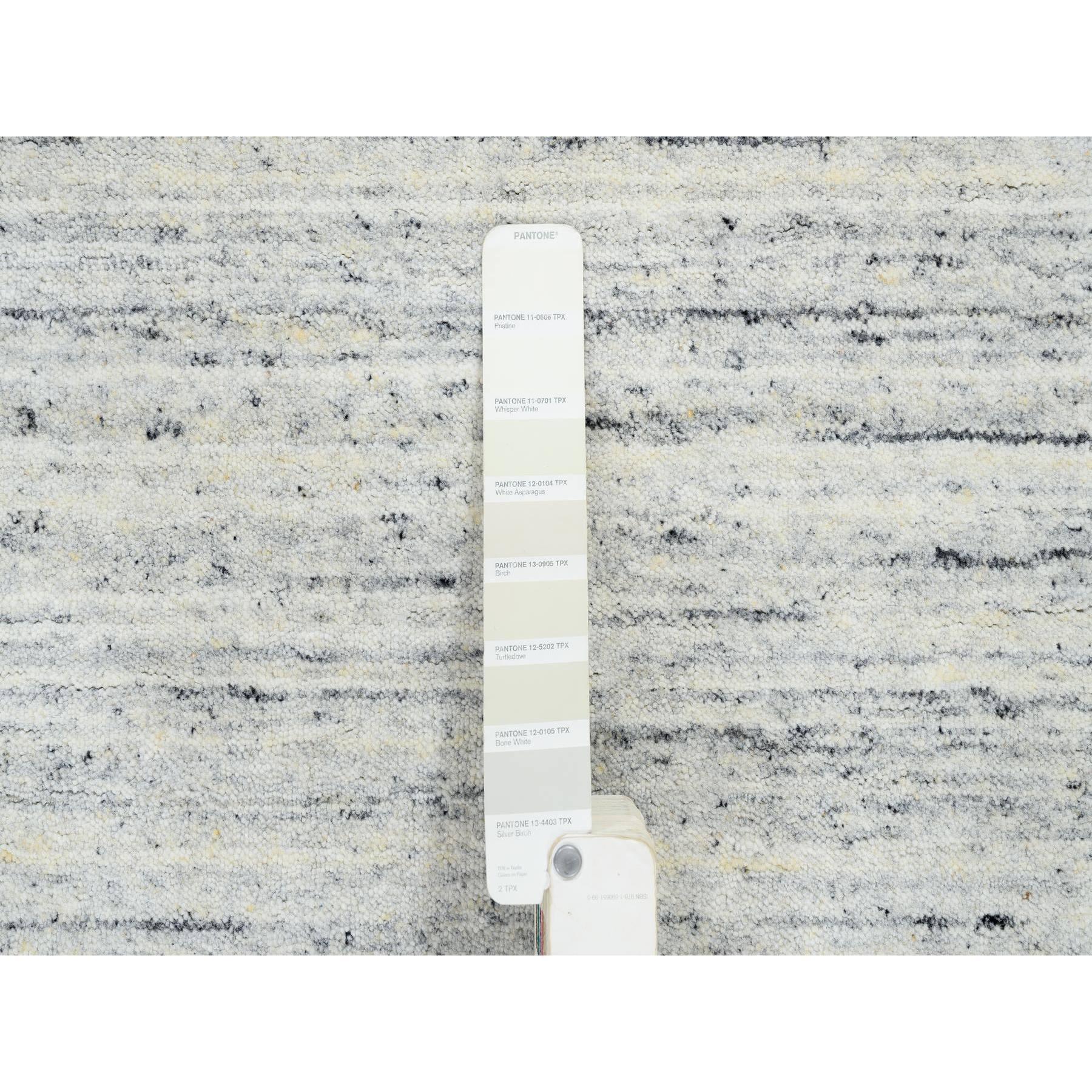 Indien 6'x6' Ivory, Plain Modern Striae Design, Soft Wool Hand Loomed, Square Rug (tapis carré) en vente