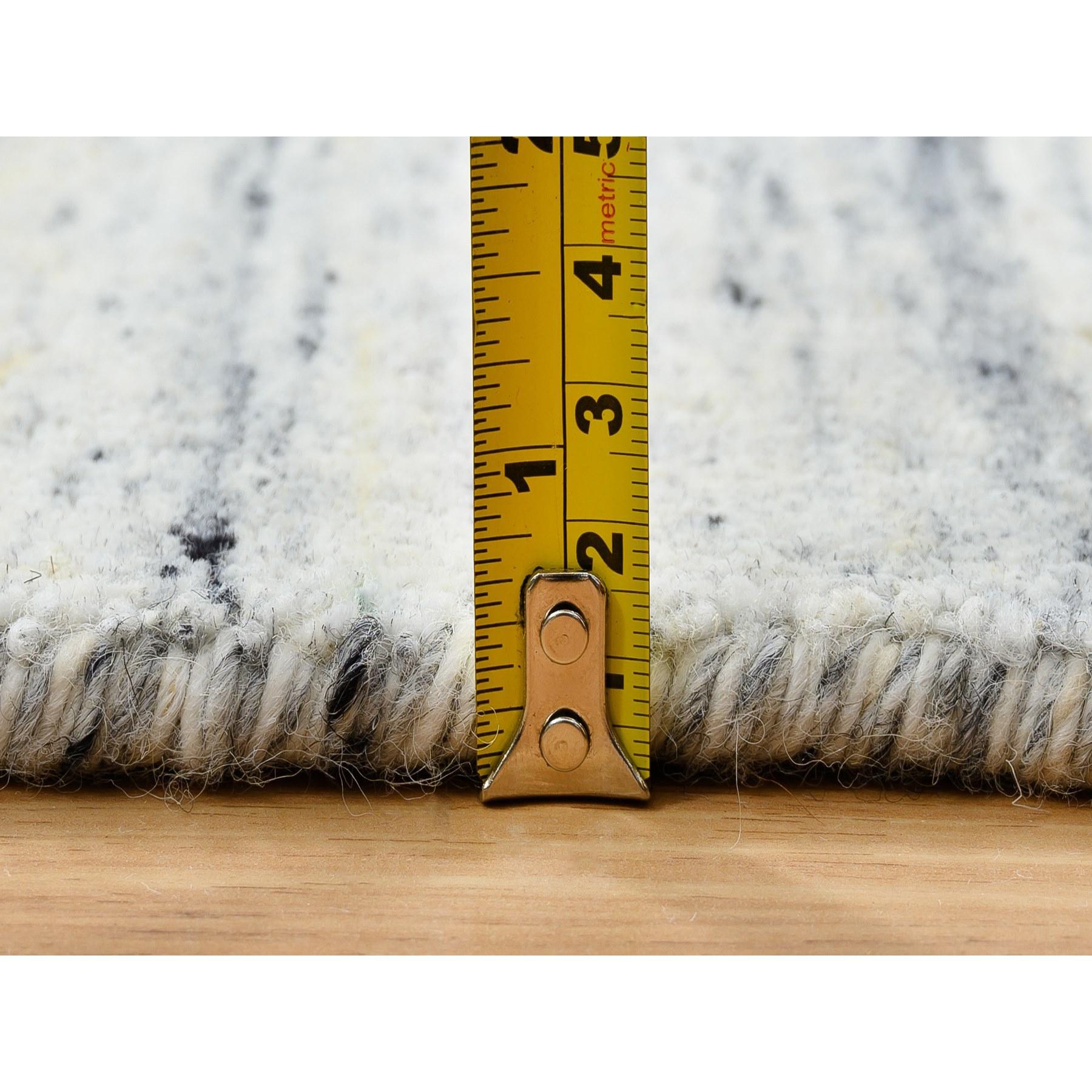 XXIe siècle et contemporain 6'x6' Ivory, Plain Modern Striae Design, Soft Wool Hand Loomed, Square Rug (tapis carré) en vente