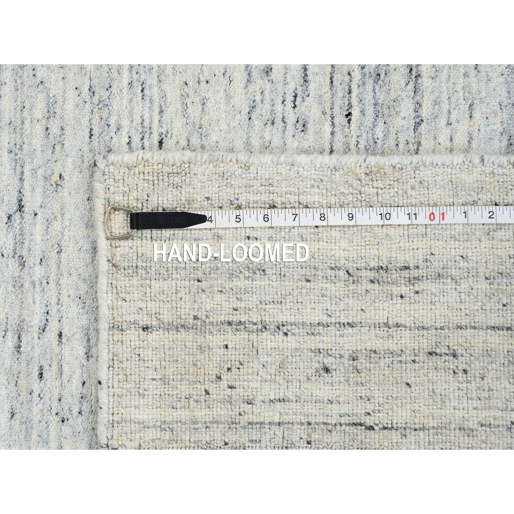 Laine 6'x6' Ivory, Plain Modern Striae Design, Soft Wool Hand Loomed, Square Rug (tapis carré) en vente