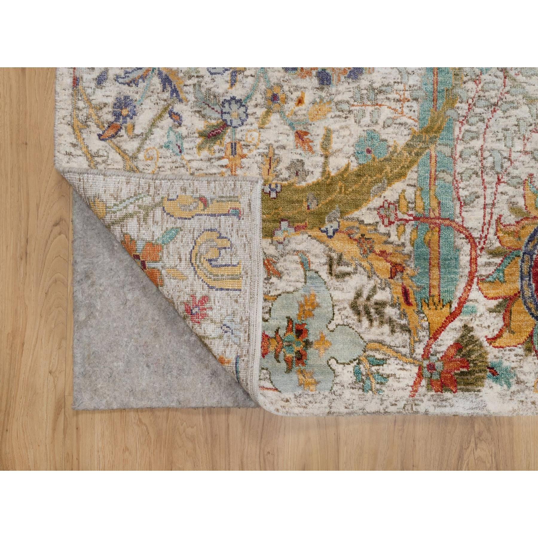 Alfombra de seda anudada a mano con textura de lana y diseño de hoja de hoz marfil de 6'x6' Medieval en venta