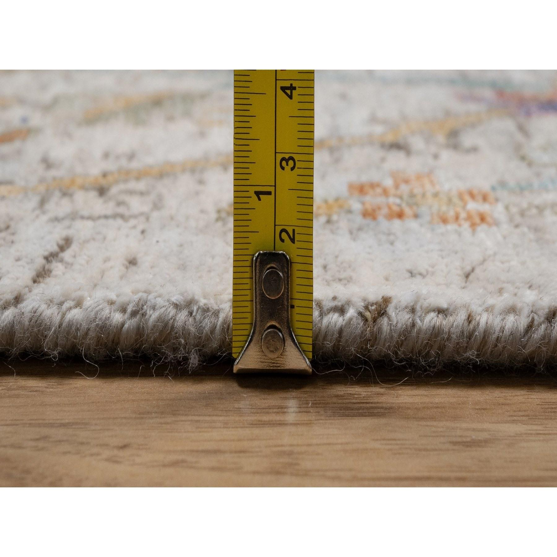 Alfombra de seda anudada a mano con textura de lana y diseño de hoja de hoz marfil de 6'x6' Siglo XXI y contemporáneo en venta