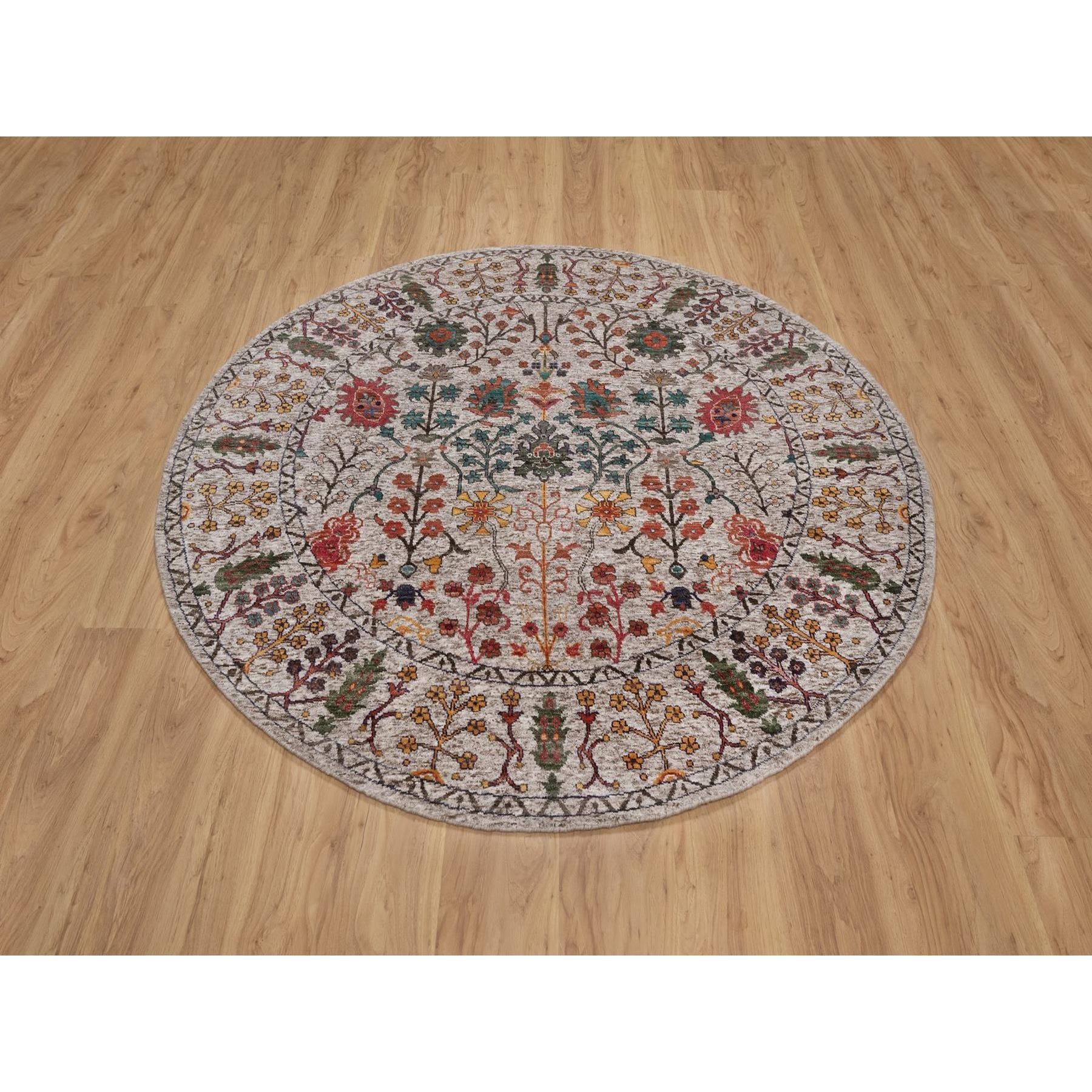 Tappeto orientale Swan White with Brown, Directional Vase Design, Annodato a mano, Seta con lana testurizzata, Rotondo, Orientale
Materiali primari: Lana e seta
Lattice: No Pile 
altezza: 0,25 pollici
Stile: Di transizione
Colore primario: