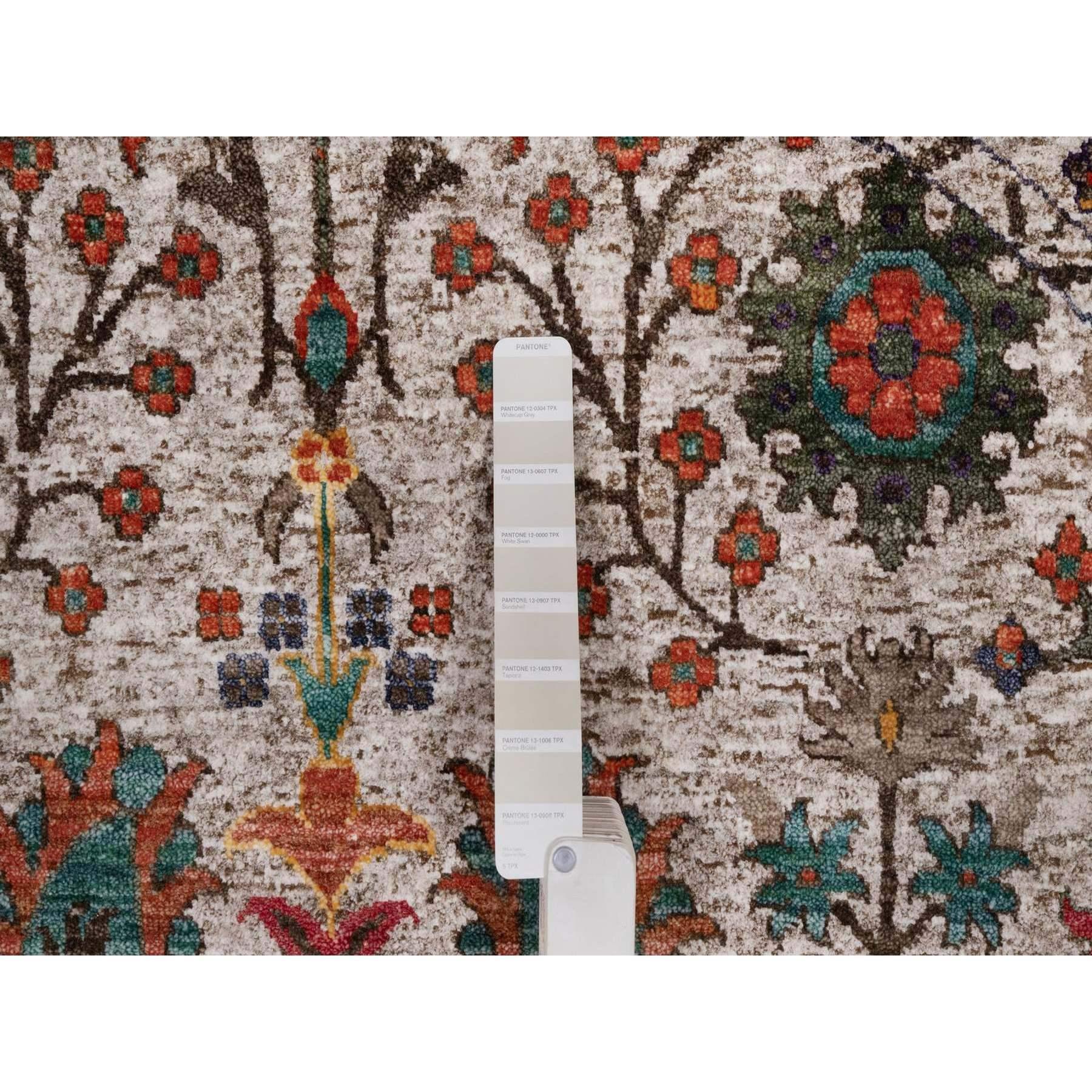 Indiano Tappeto rotondo in lana e seta annodato a mano 6'x6' avorio con design a vaso marrone in vendita