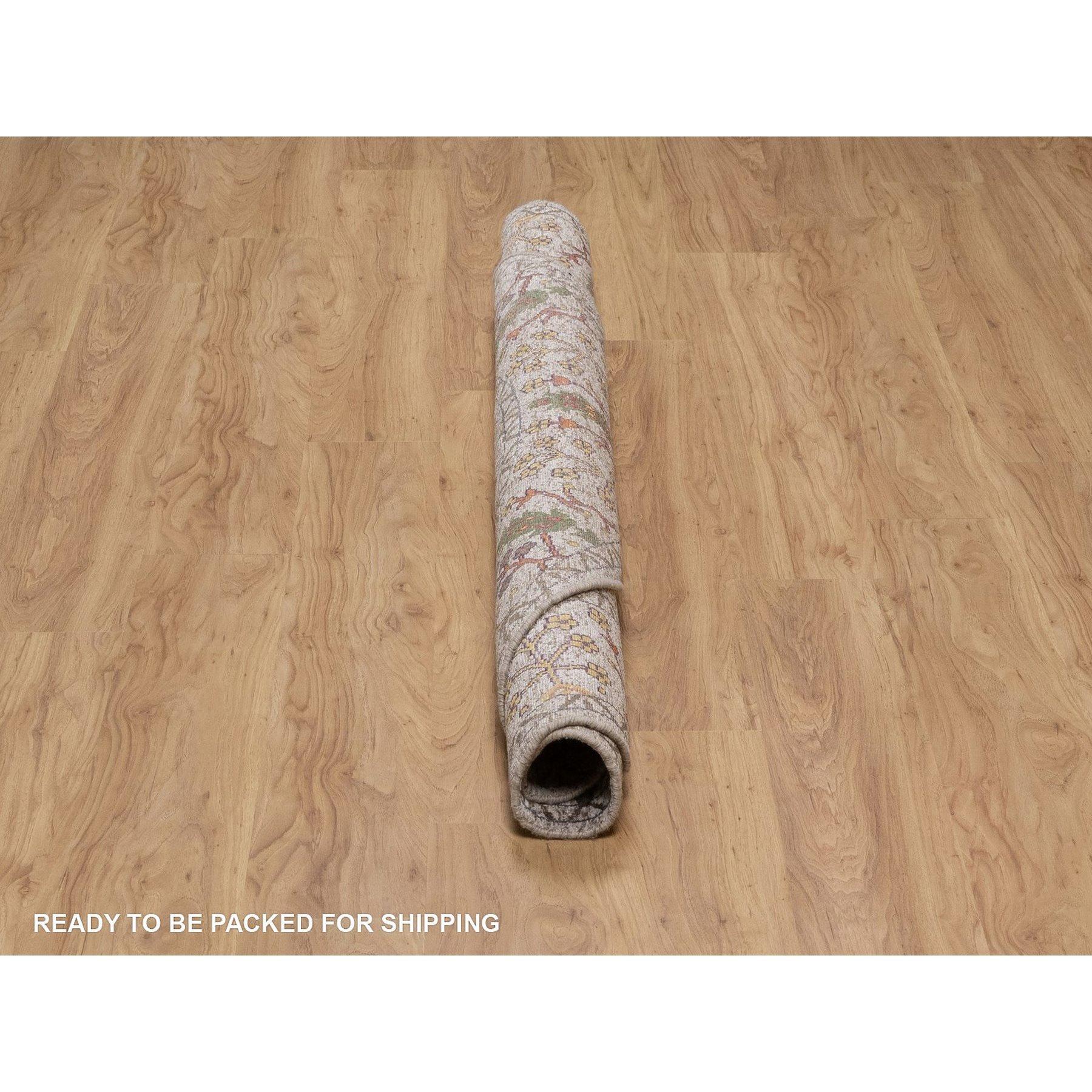 Tappeto rotondo in lana e seta annodato a mano 6'x6' avorio con design a vaso marrone In condizioni Nuovo in vendita a Carlstadt, NJ