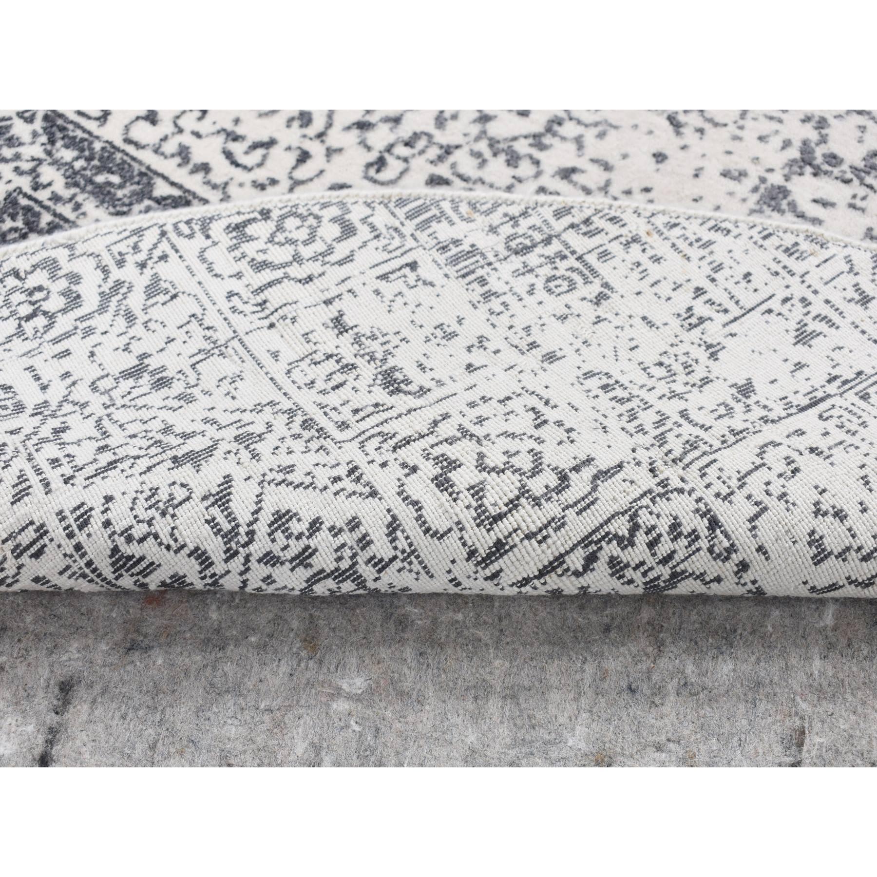 Medievale Tappeto rotondo 6'x6' avorio con mix di grigio lavorato a mano con design Mamluke in vendita