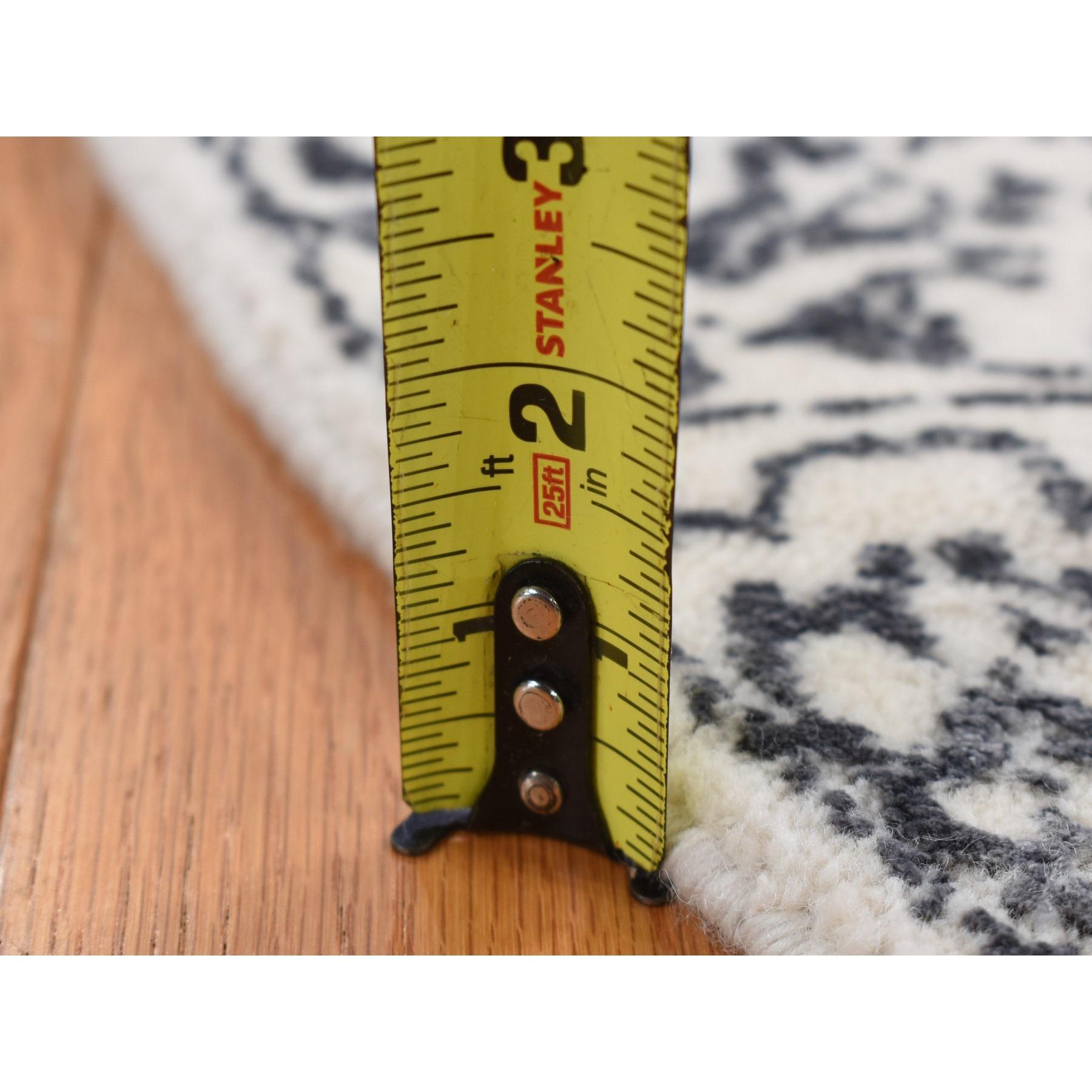 XXI secolo e contemporaneo Tappeto rotondo 6'x6' avorio con mix di grigio lavorato a mano con design Mamluke in vendita