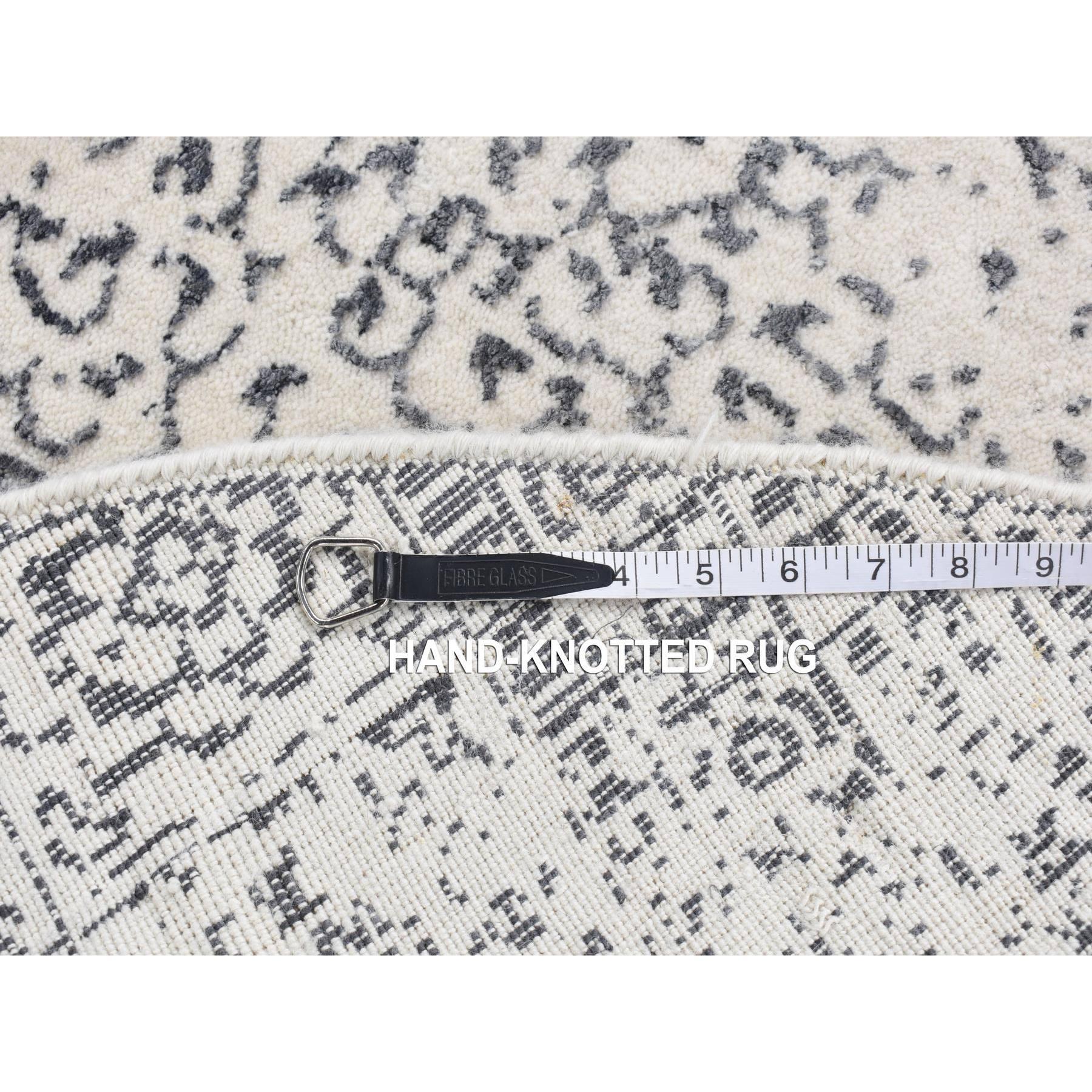 Lana Tappeto rotondo 6'x6' avorio con mix di grigio lavorato a mano con design Mamluke in vendita