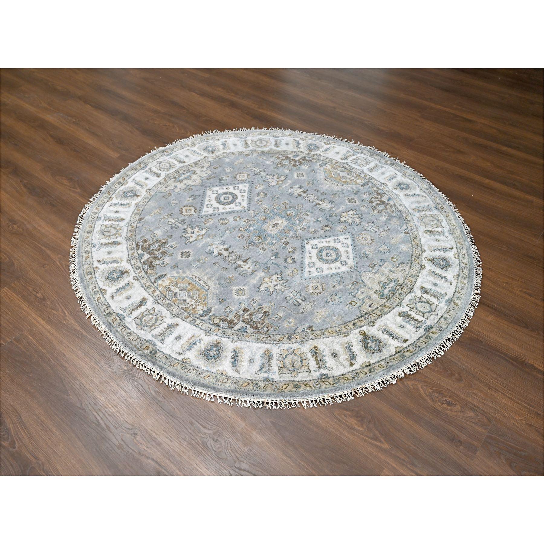 Il s'agit d'un véritable tapis d'Orient noué à la main, au motif Karajeh, en laine extra-douce. Il a été noué pendant des mois et des mois selon des techniques de tissage séculaires par des artisans experts.
Matières premières : Laine
Latex : Pas de
