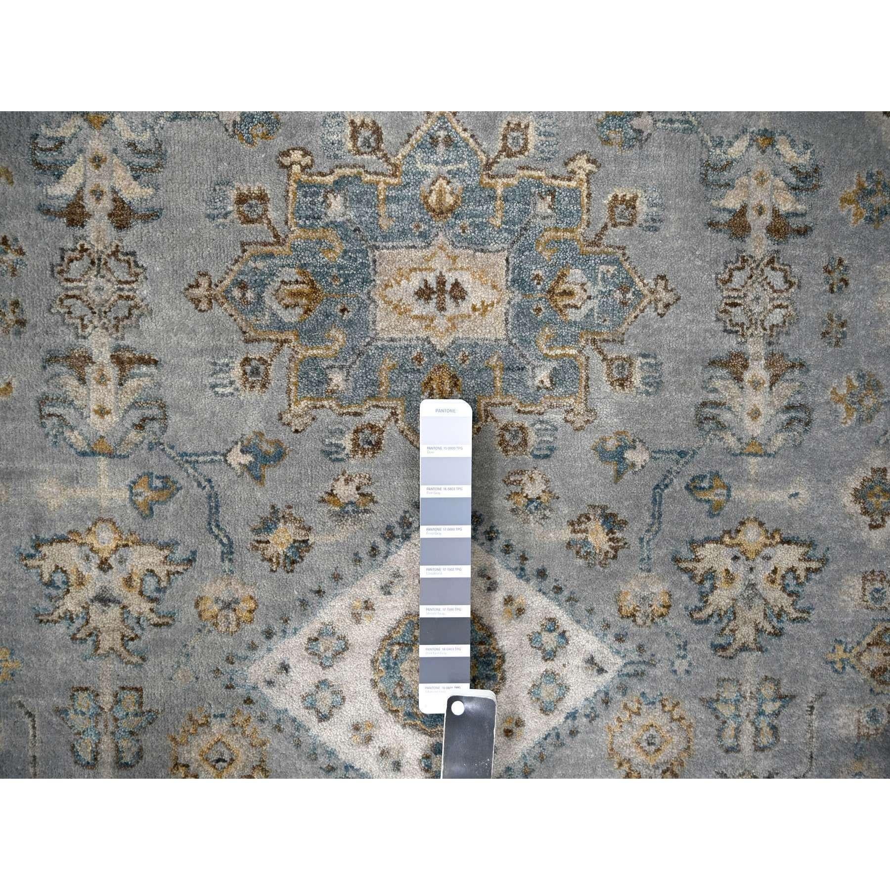 Indien 6'x6' Lavender Gray Hand Knotsted Karajeh Geometric Medallion Wool Round Rug (tapis rond en laine à médaillons géométriques) en vente