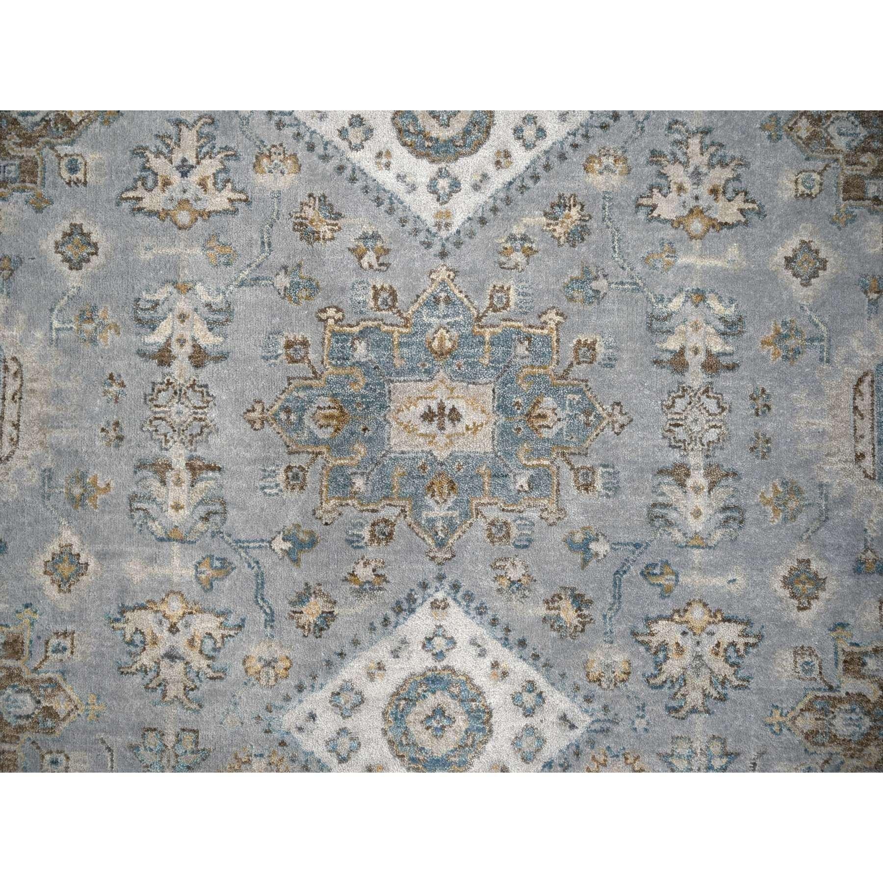 Noué à la main 6'x6' Lavender Gray Hand Knotsted Karajeh Geometric Medallion Wool Round Rug (tapis rond en laine à médaillons géométriques) en vente