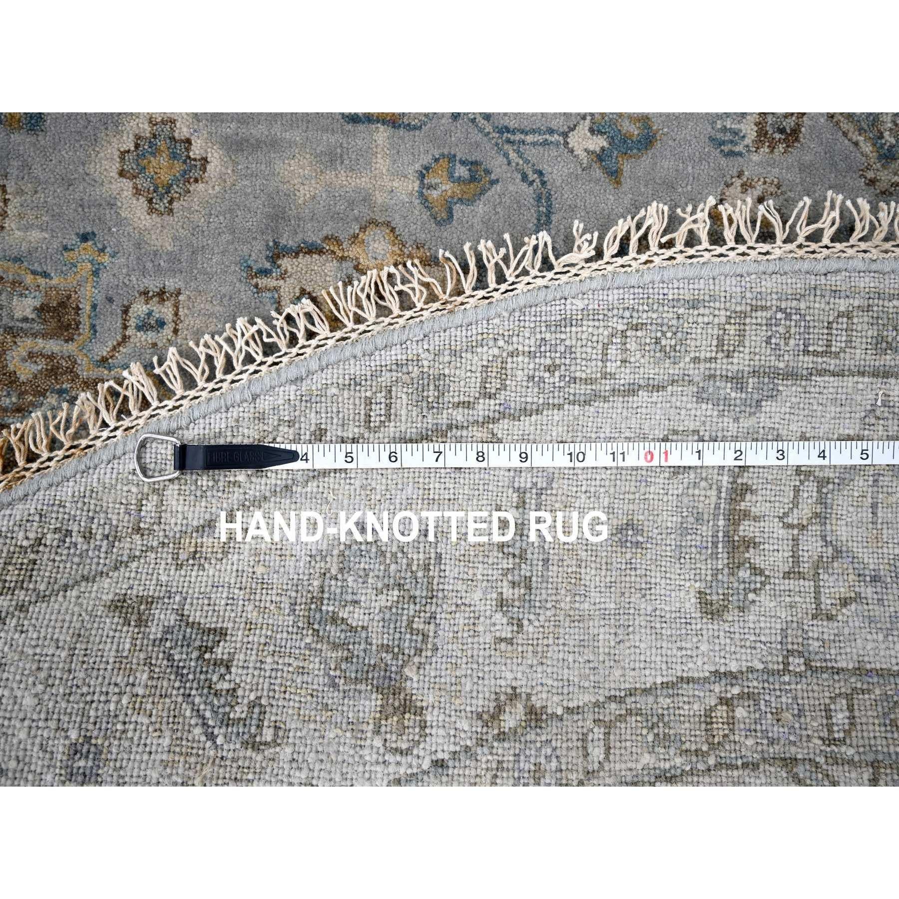 Laine 6'x6' Lavender Gray Hand Knotsted Karajeh Geometric Medallion Wool Round Rug (tapis rond en laine à médaillons géométriques) en vente