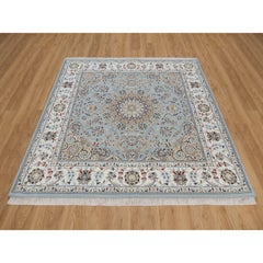 Handgeknüpfter quadratischer Teppich (1,80 m x 1,80 m) aus hellblauer Wolle und Seide mit Nain-Medaillonmuster
