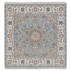 Handgeknüpfter quadratischer Teppich (1,80 m x 1,80 m) aus hellblauer Wolle und Seide mit Nain-Medaillonmuster