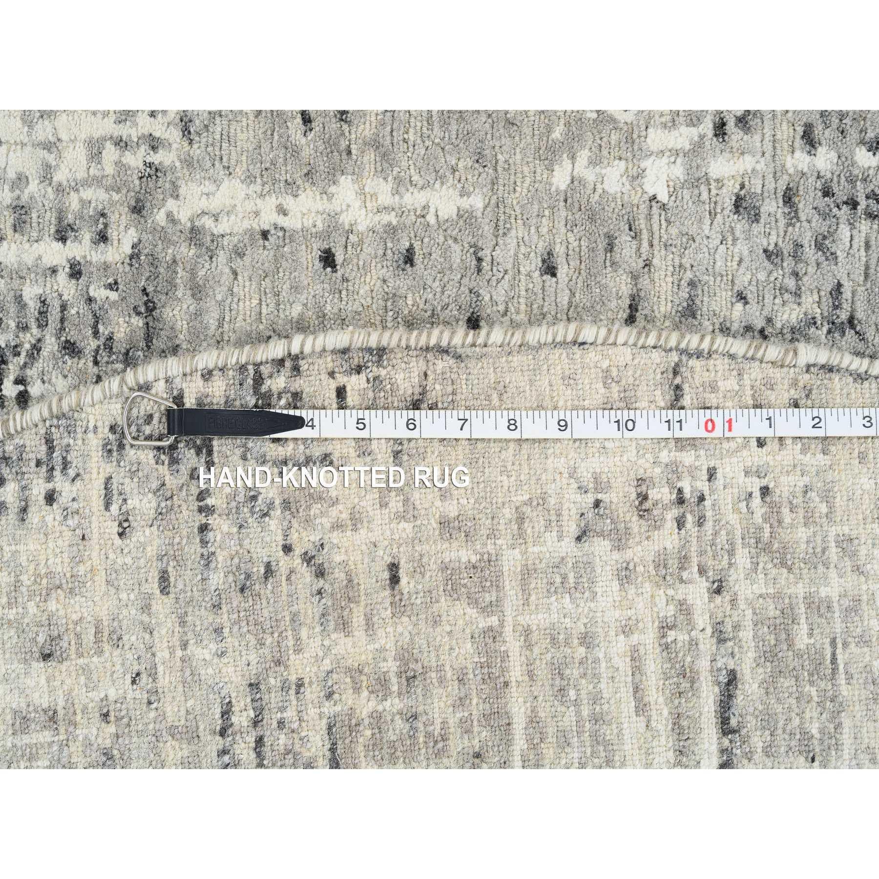6'x6' Hellgrauer, moderner, handgeknüpfter runder Teppich aus Naturwolle, handgeknüpft (Wolle) im Angebot