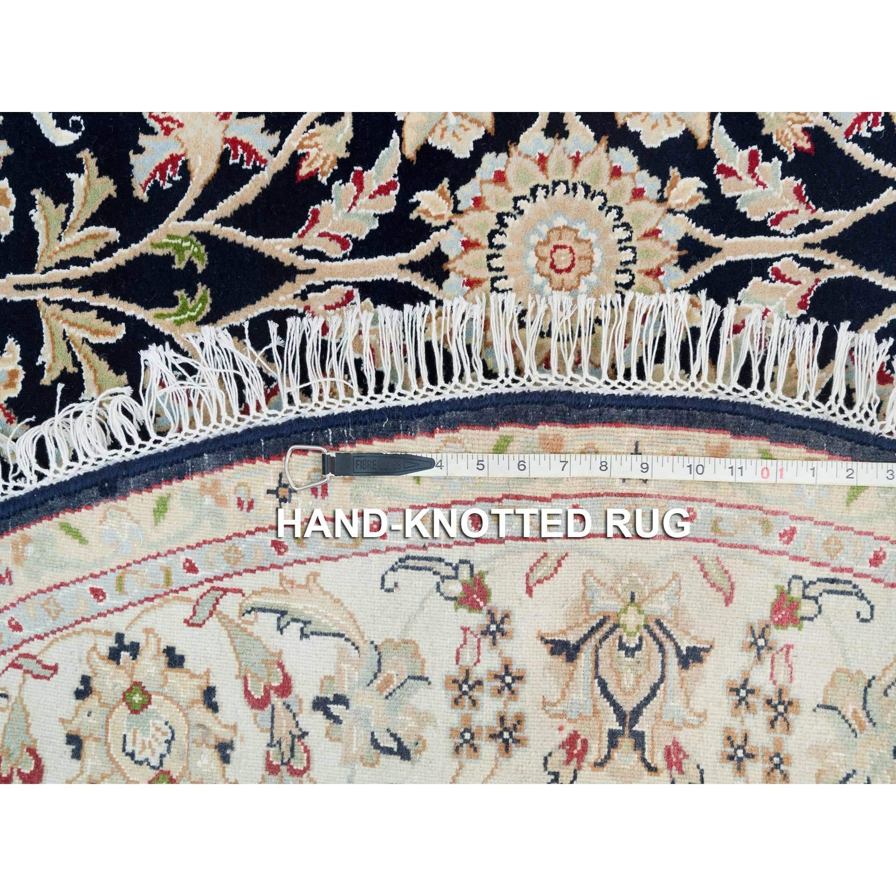 Laine 6'x6' Tapis rond bleu nuit en laine douce nouée à la main Nain Design/One 250 KPSI en vente