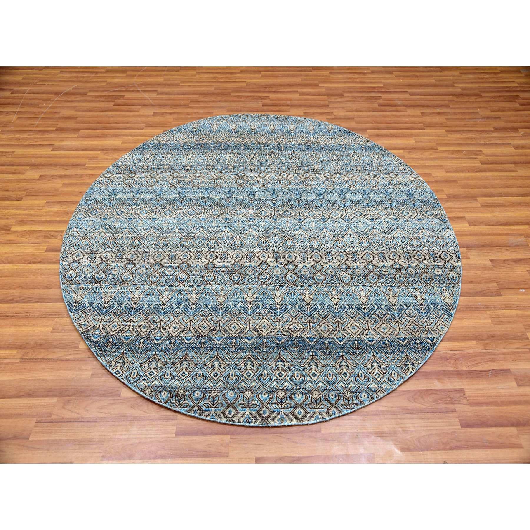 Ozeanblau, 100% Plüsch Wolle, Handgeknüpft, Kohinoor Herat Kleines Geometrisches Wiederholendes Design, Runder Orientteppich
Primäre MATERIALIEN: Wolle
Latex: Kein Flor  
Höhe: 0,25 Zoll
Stil: Transitional
Grundfarbe: Blau
Sekundärfarben: Elfenbein,