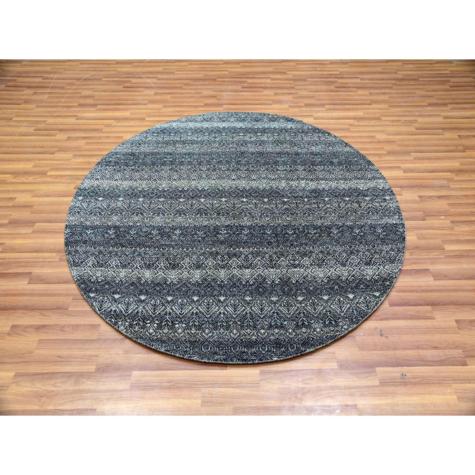 Se trata de una auténtica alfombra oriental de lana 100% afelpada, tono sobre tono, Kohinoor Herat, anudada a mano. Ha sido anudada durante meses y meses con técnicas artesanales de tejido centenarias por artesanos.
Materiales primarios: Lana
Látex:
