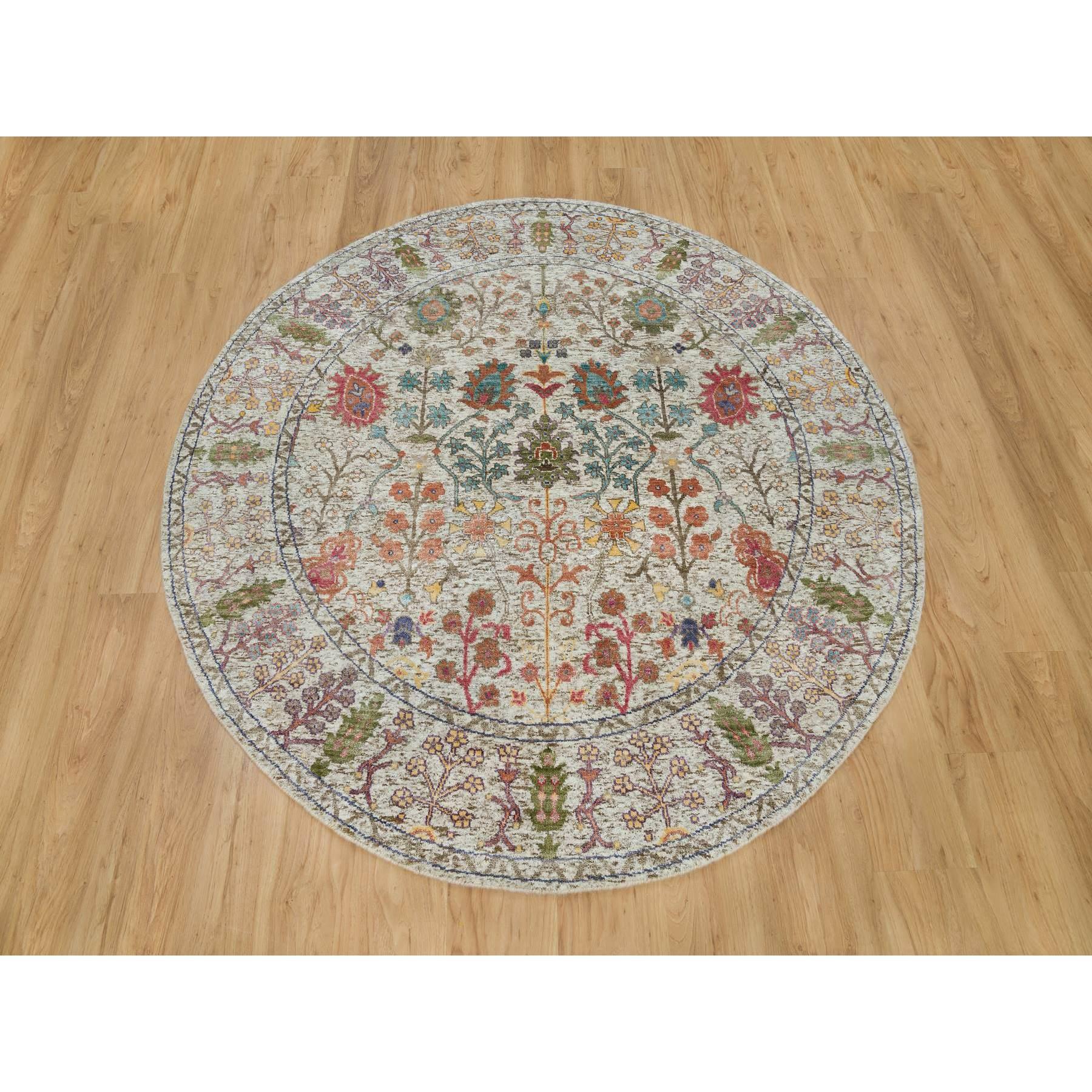 Si tratta di un autentico tappeto orientale quadrato beige, in seta e lana testurizzata, annodato a mano, con design Directional a vaso. È stato annodato per mesi e mesi con tecniche di tessitura secolari da esperti artigiani.
Materiali primari: