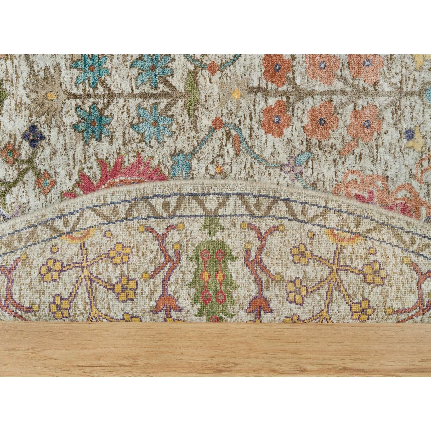 Medievale 6'x6' Tappeto rotondo in seta e lana beige pergamena annodato a mano con vaso Directional in vendita