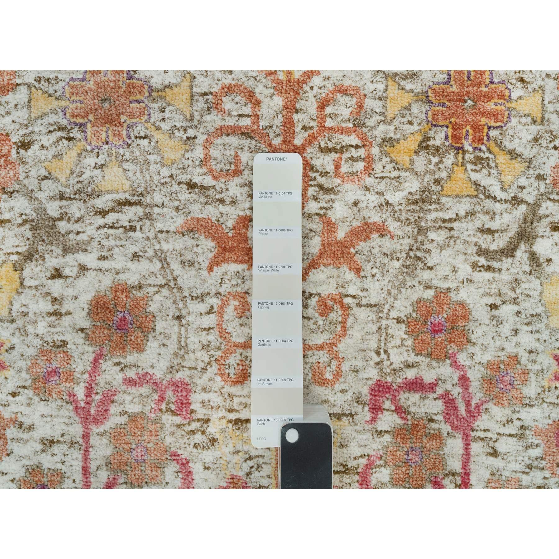 Indiano 6'x6' Tappeto rotondo in seta e lana beige pergamena annodato a mano con vaso Directional in vendita