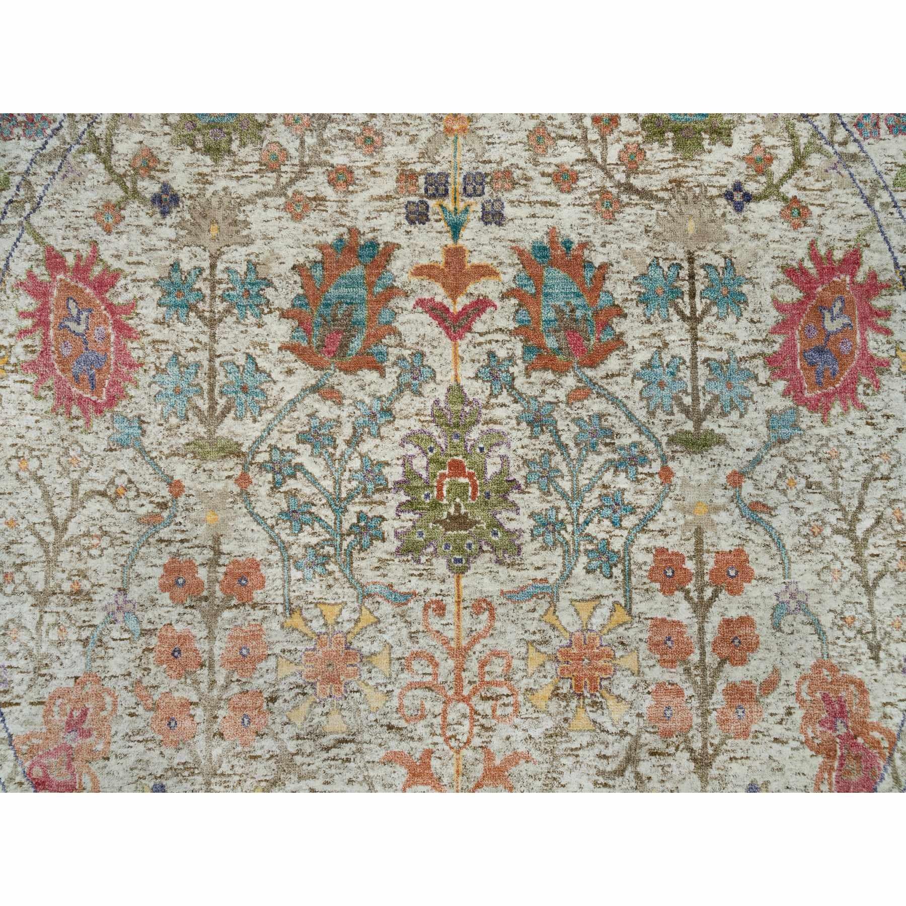 Annodato a mano 6'x6' Tappeto rotondo in seta e lana beige pergamena annodato a mano con vaso Directional in vendita