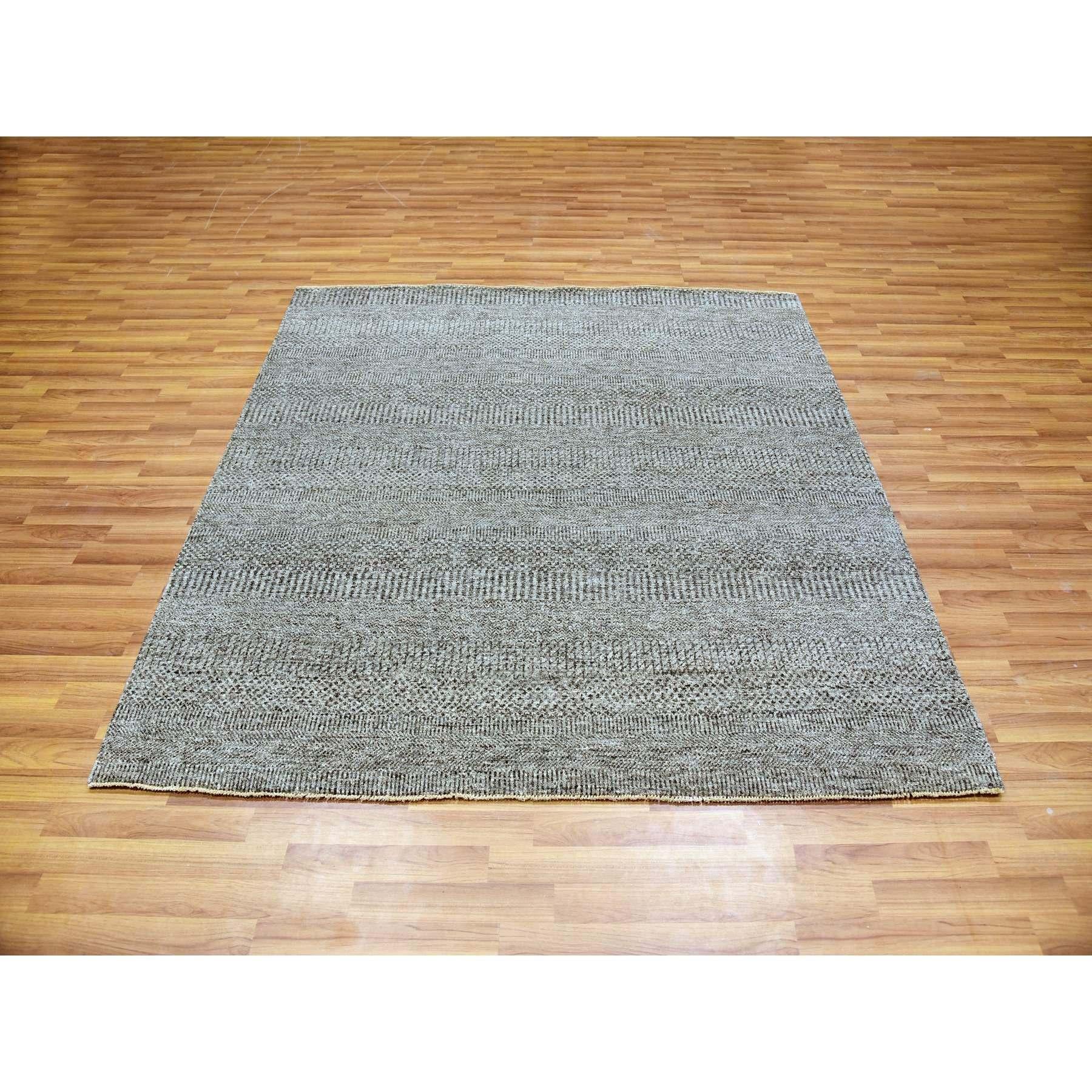 Si tratta di un autentico esemplare unico di Tappeto orientale in pura lana non colorata, tono su tono, design moderno a erba, annodato a mano. È stato annodato per mesi e mesi con tecniche di tessitura secolari da parte di artigiani.
Materiali
