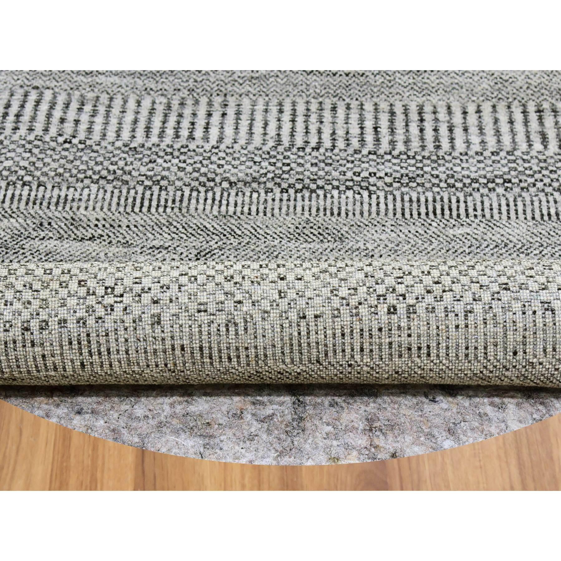 6'x6' Perfect Gray Undyed Wool Modern Grass Design Hand Knotted Round Rug (Moderne) im Angebot