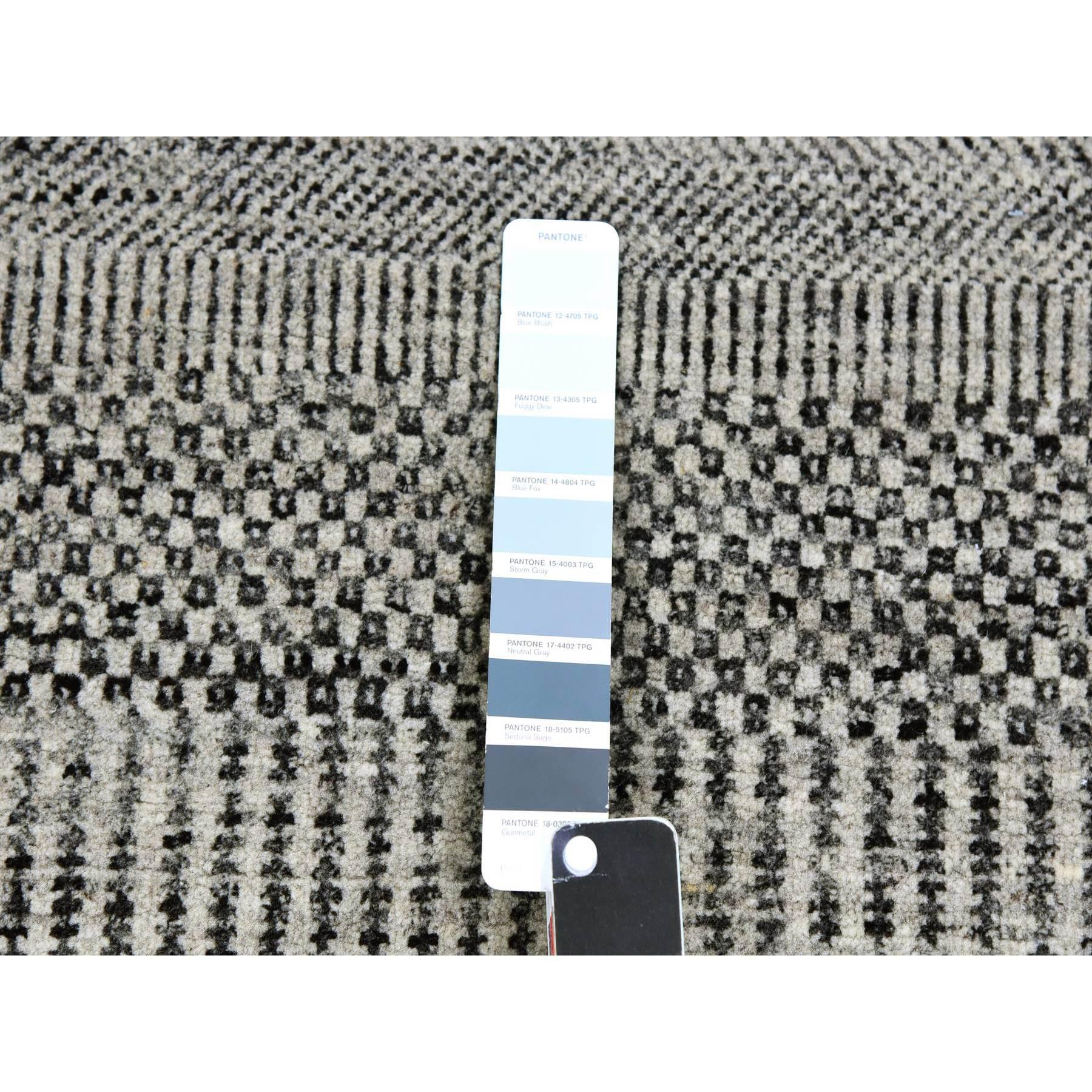 6'x6' Perfect Gray Undyed Wool Modern Grass Design Hand Knotted Round Rug (Indisch) im Angebot