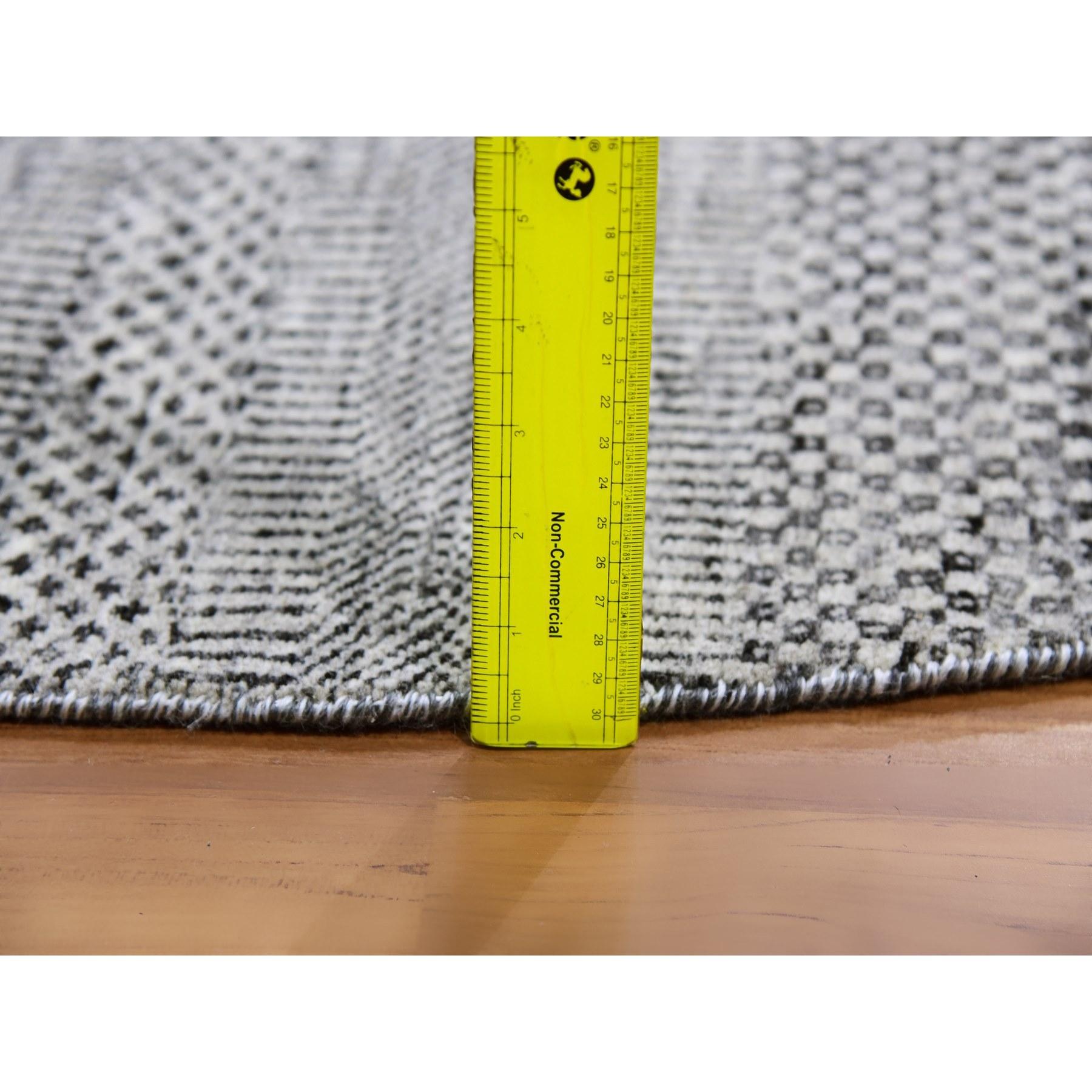 6'x6' Perfect Gray Undyed Wool Modern Grass Design Hand Knotted Round Rug im Zustand „Neu“ im Angebot in Carlstadt, NJ