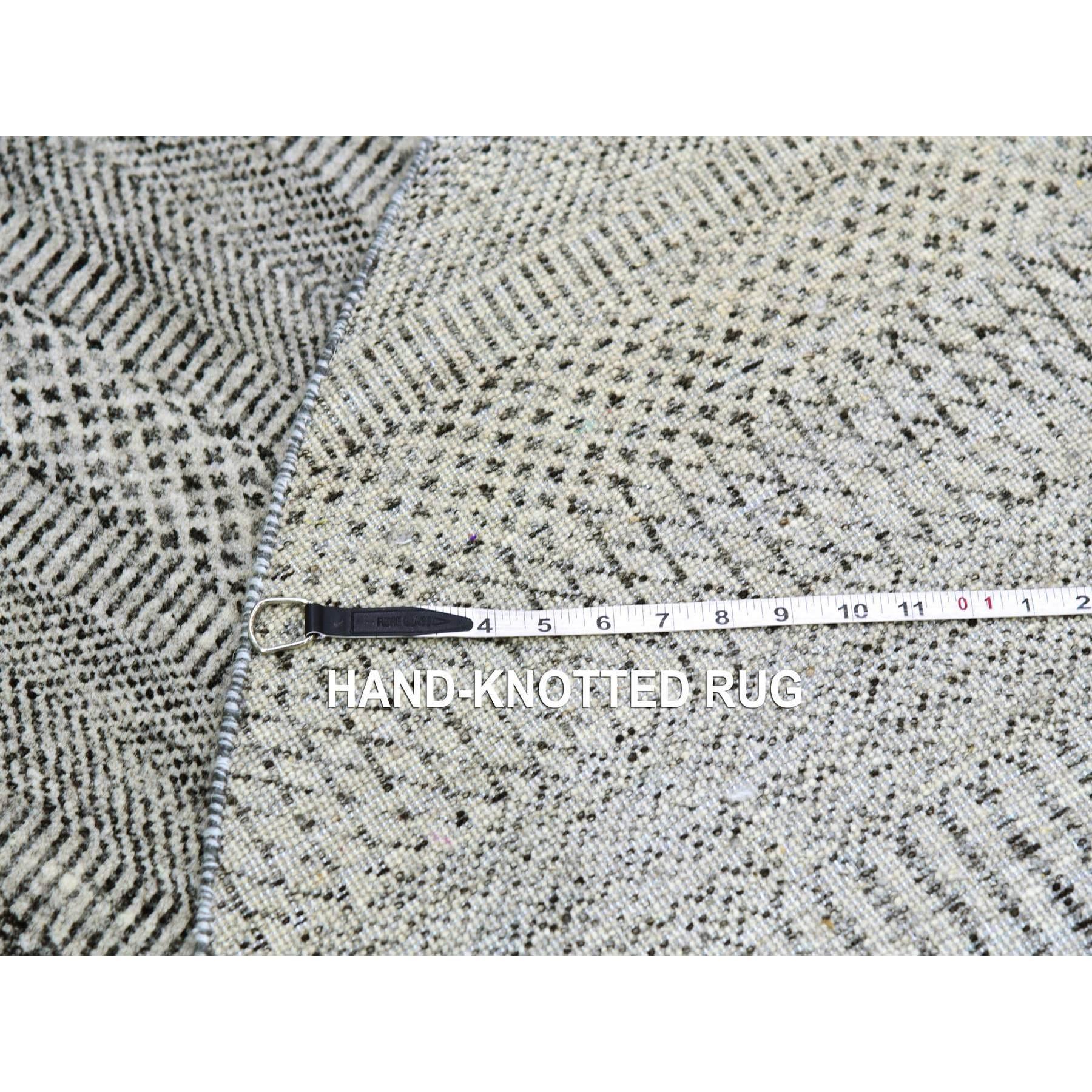 6'x6' Perfect Gray Undyed Wool Modern Grass Design Hand Knotted Round Rug (21. Jahrhundert und zeitgenössisch) im Angebot
