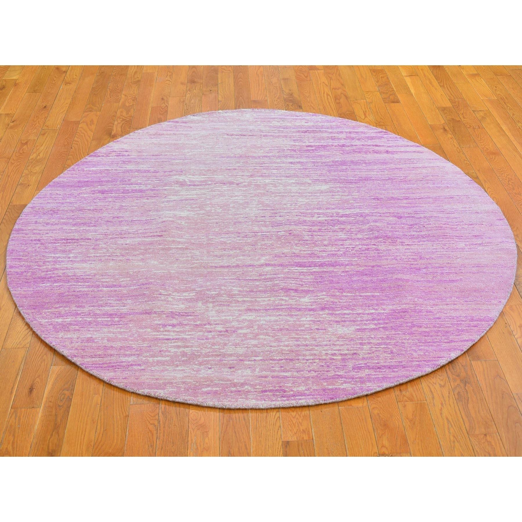 Si tratta di un autentico esemplare unico di Tappeto Orientale Rotondo Rosa in Pura Lana con Design/One Orizzontale, spesso e soffice, annodato a mano. È stato tessuto per mesi e mesi secondo le secolari tecniche di tessitura persiane da esperti