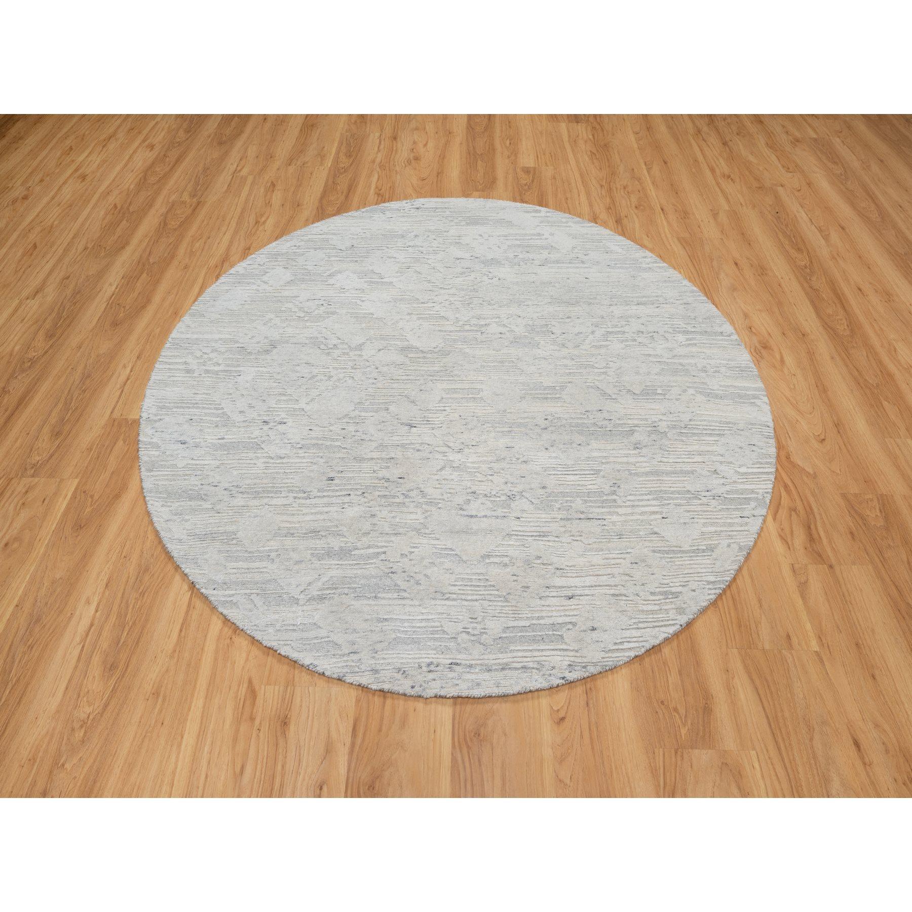 Platingrau, Flor geschnitten und geschlungen, handgesponnen, modern, ungefärbte natürliche Wolle, handgeknüpft, rund, Orientteppich
Primäre MATERIALIEN: Wolle
Latex: Kein Flor 
Höhe: 0,25 Zoll
Stil: Transitional
Grundfarbe: Grau
Sekundäre Farben: