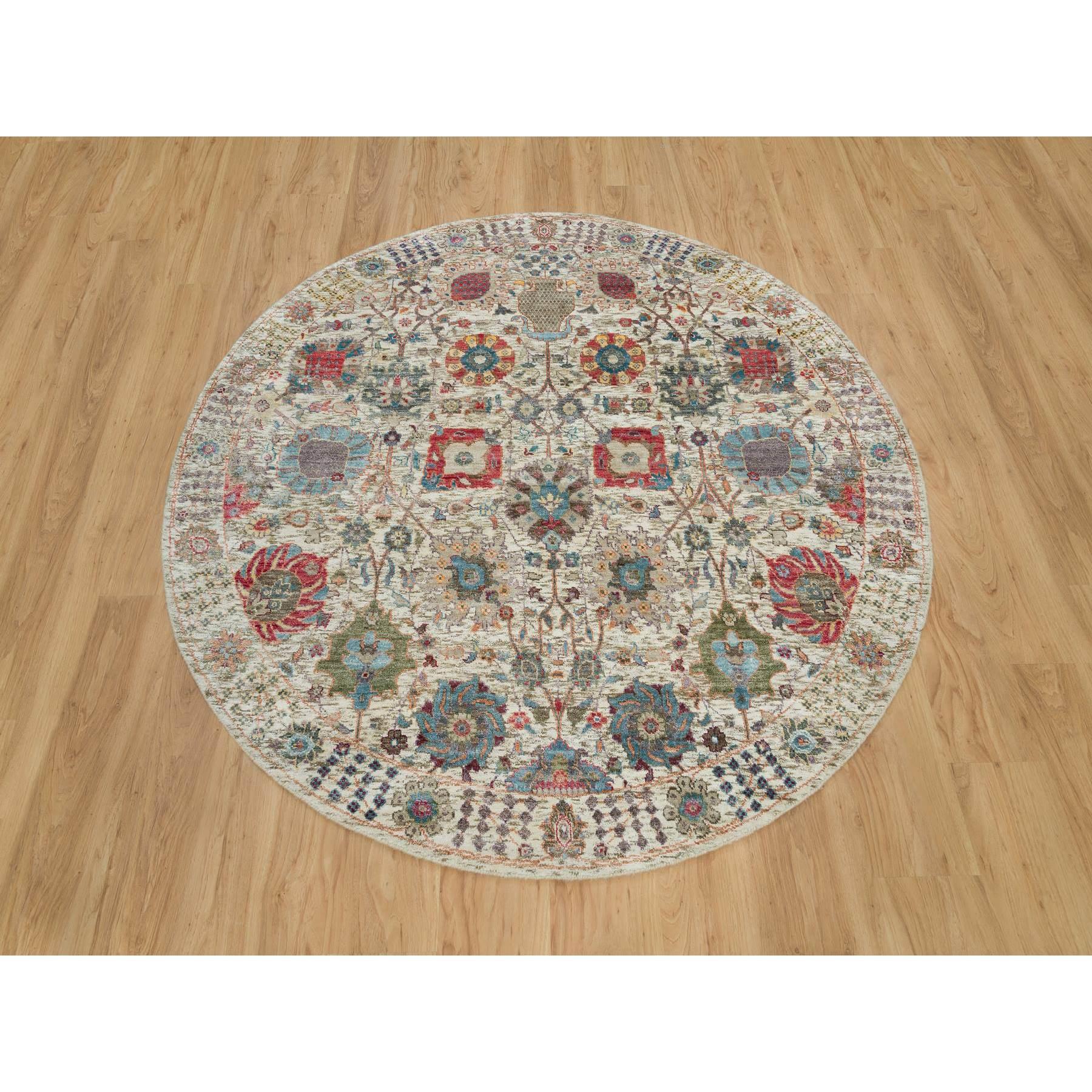 Dies ist eine wirklich echte one-of-a-kind Beige, Seide mit texturierter Wolle handgeknüpft, Tabriz Vase Design, Orientteppich. Es wurde monatelang von erfahrenen Kunsthandwerkern in jahrhundertealten Webtechniken geknüpft.
Primäre MATERIALIEN: