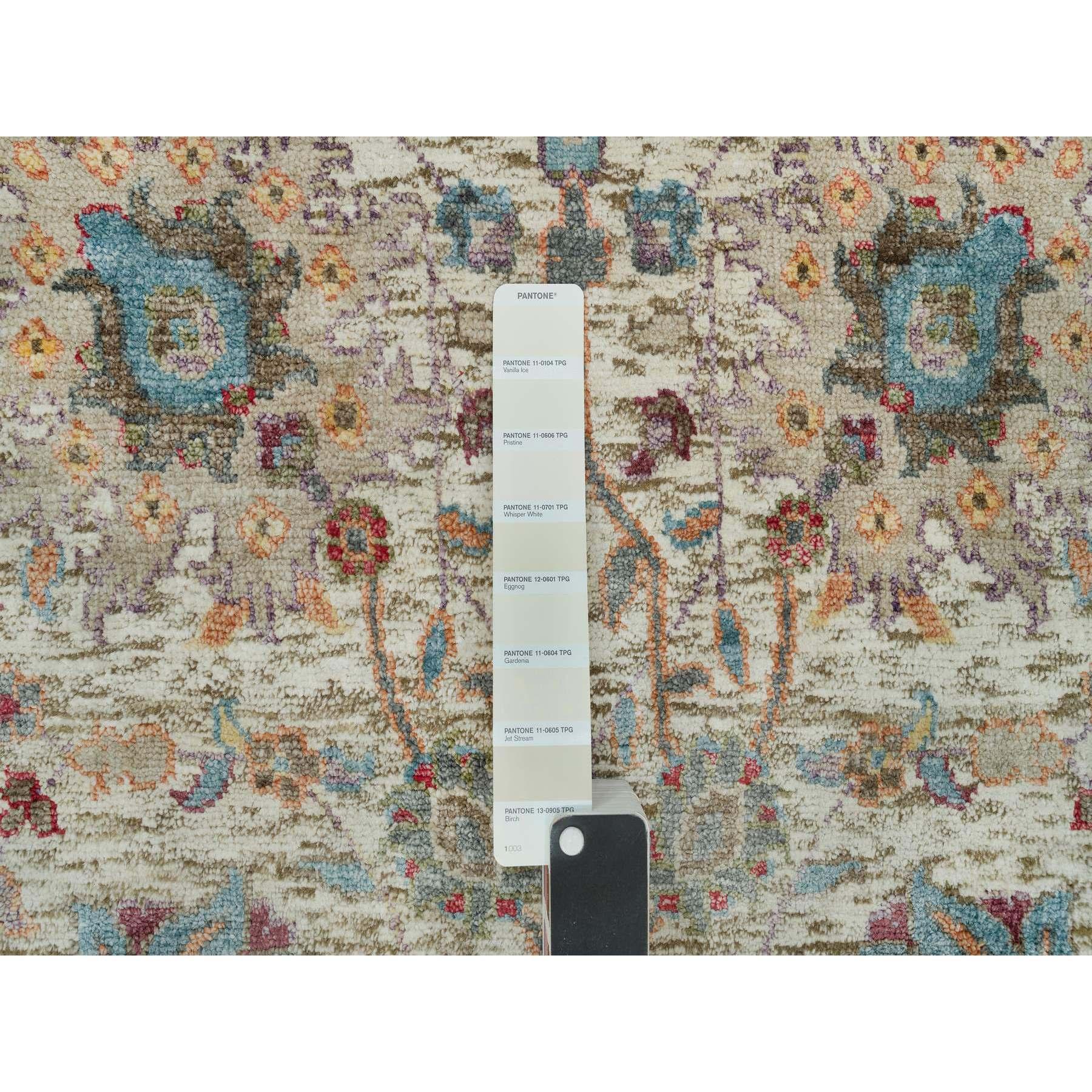 6'x6' Porzellan Weiß Seide und Wolle Handgeknüpfter runder Tebraz-Vase Tebraz-Teppich aus Porzellan (Indisch) im Angebot