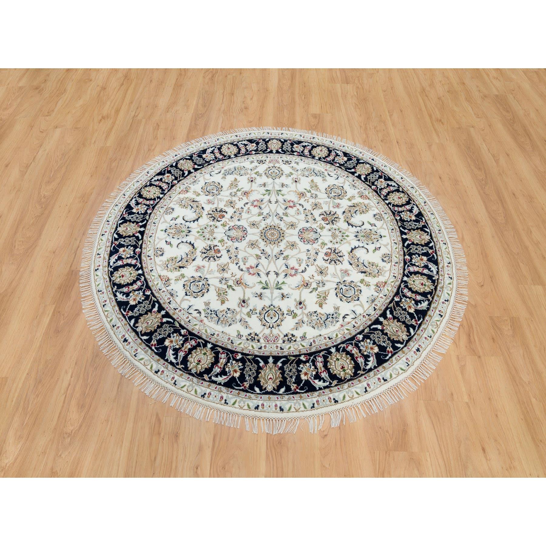 Puderweiß, Handgeknüpft, Nain mit Blumenmuster, 250 KPSI, Weiche Wolle, Runder Orientteppich
Primäre MATERIALIEN: Wolle
Latex: Kein Flor 
Höhe: 0,25 Zoll
Stil: Traditionell
Grundfarbe: Elfenbein
Sekundäre Farben: Grün, Braun, Hellblau, Rot,
