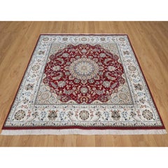 Handgeknüpfter quadratischer Teppich aus Wolle und Seide, 1,80 m x 1,80 m, „Red Nain“ mit Medaillonmuster