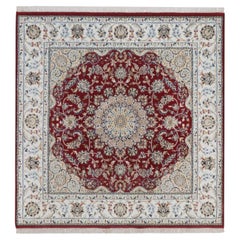 Handgeknüpfter quadratischer Teppich aus Wolle und Seide, 1,80 m x 1,80 m, „Red Nain“ mit Medaillonmuster