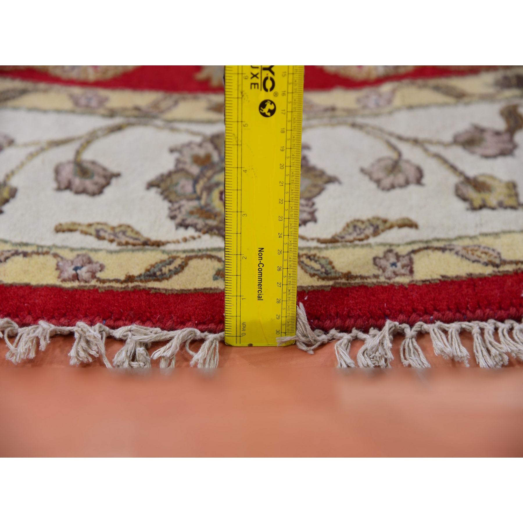 6'x6' Tapis rond en laine et soie rouge Rajasthan All Over Pattern noué à la main en vente 2
