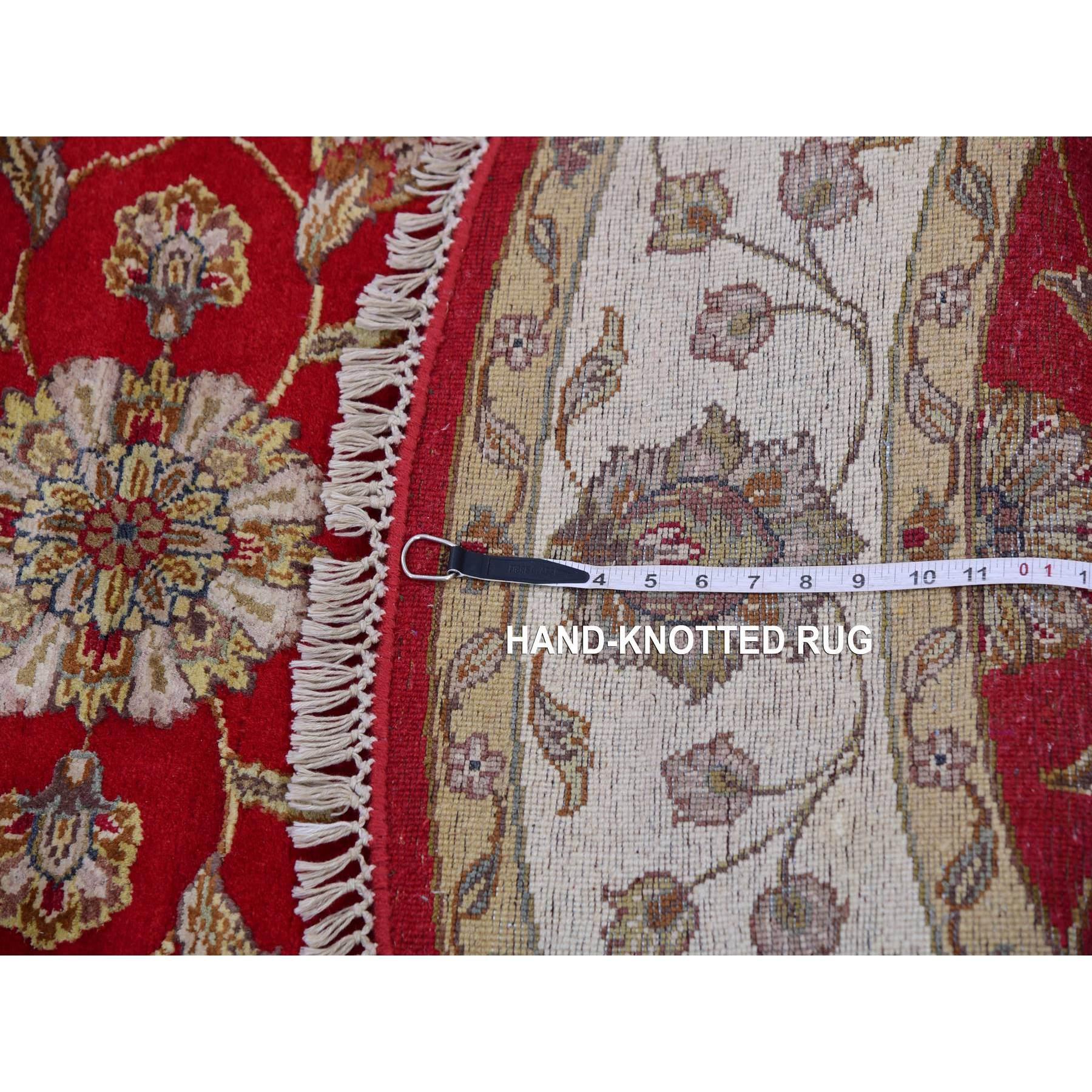 6'x6' Tapis rond en laine et soie rouge Rajasthan All Over Pattern noué à la main en vente 3