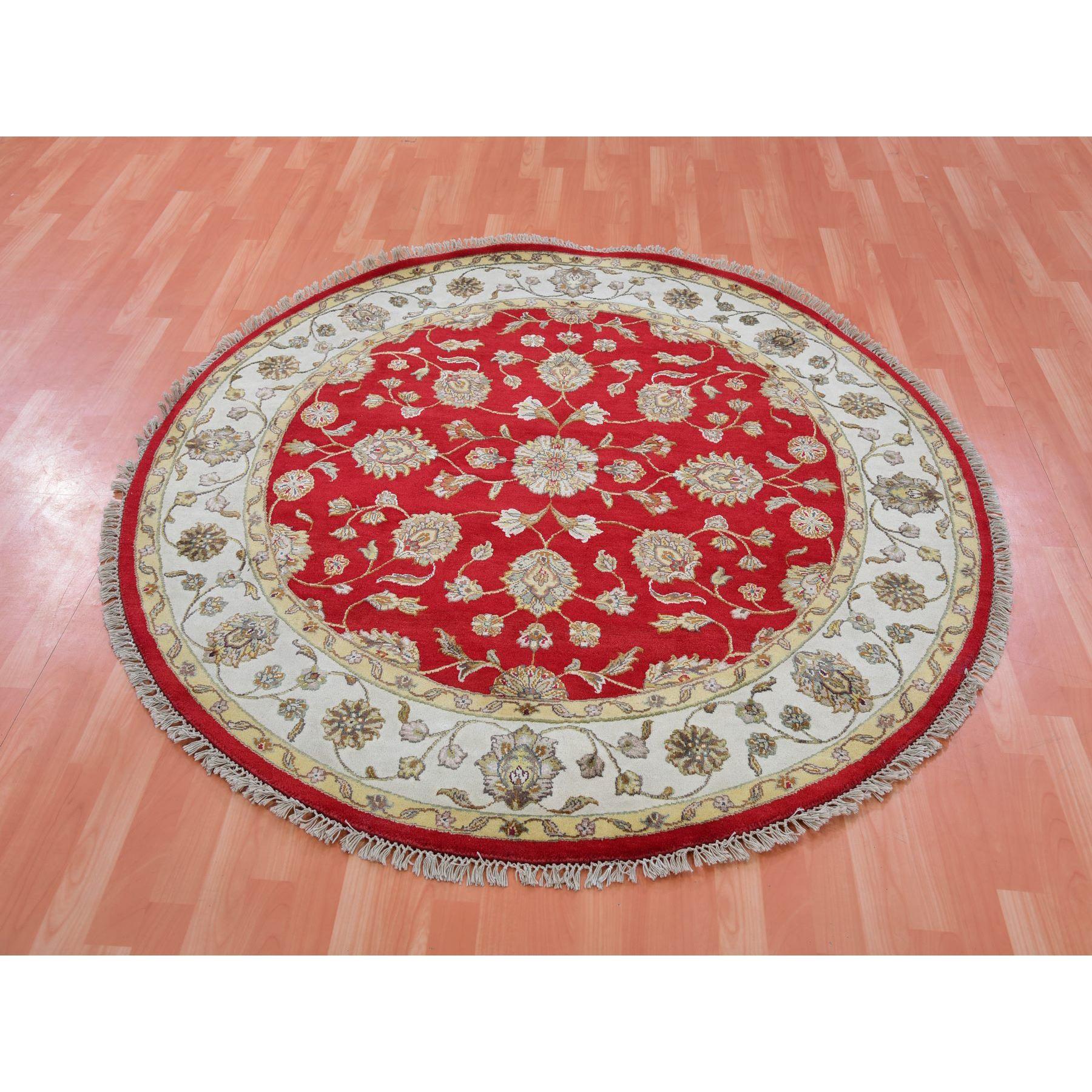 Il s'agit d'un véritable tapis d'Orient en laine et soie, noué à la main, de style Rajasthan Design/One. Il a été noué pendant des mois et des mois selon des techniques de tissage séculaires par des artisans experts.
Matières premières : Laine
Latex