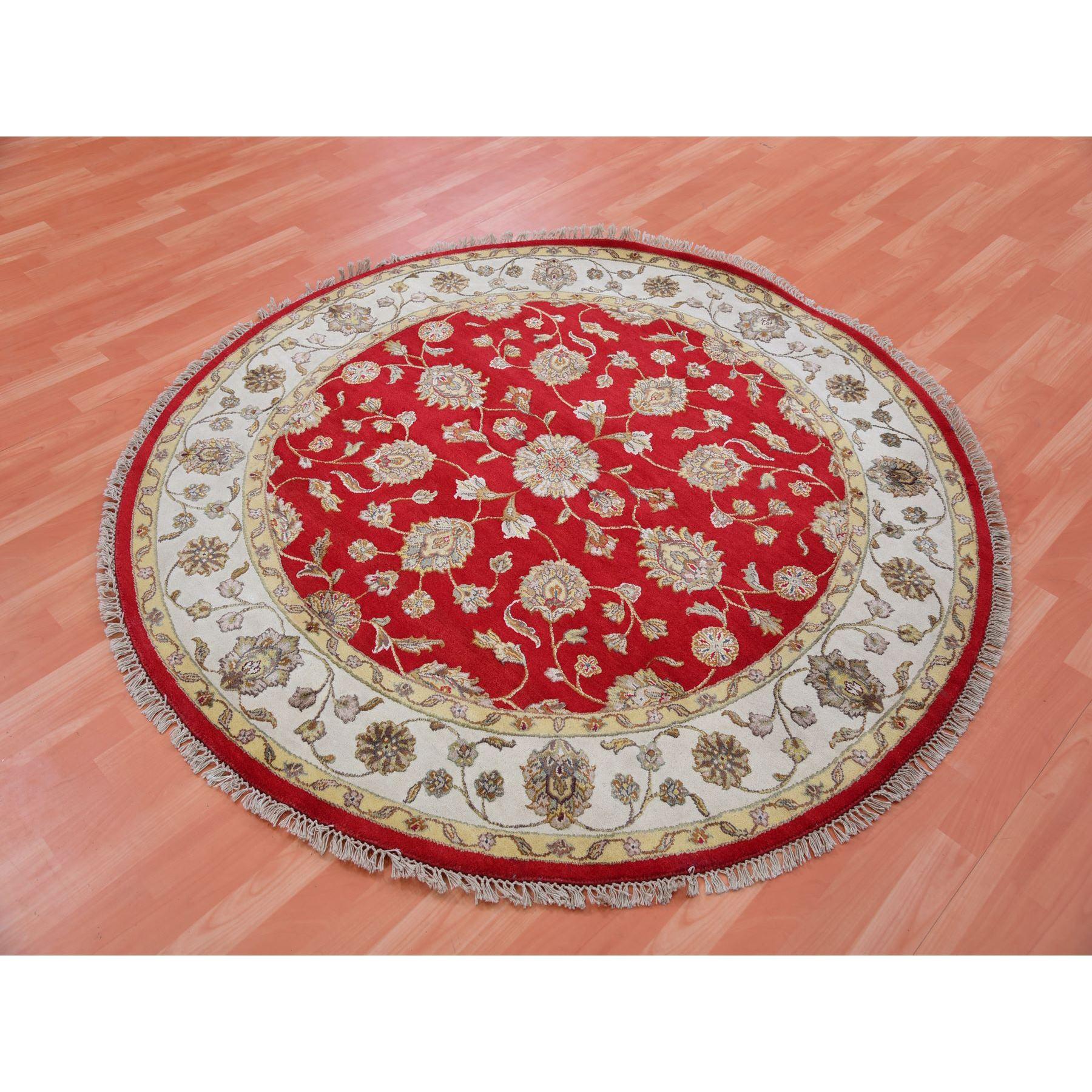 Médiéval 6'x6' Tapis rond en laine et soie rouge Rajasthan All Over Pattern noué à la main en vente
