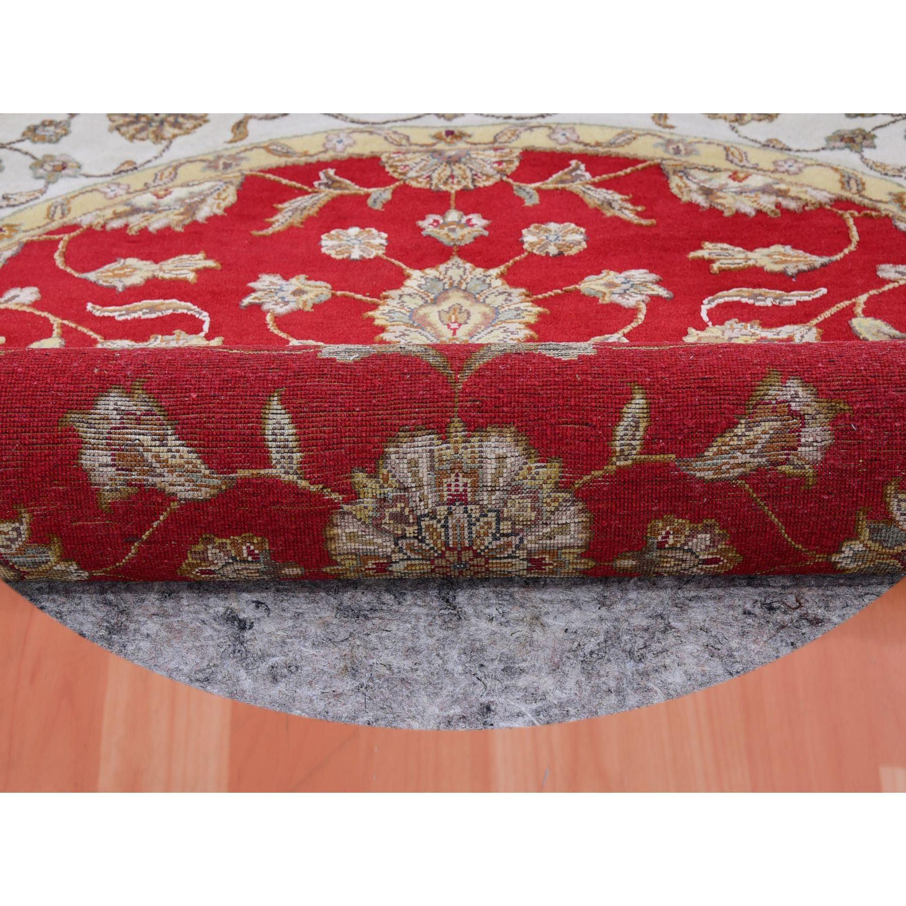 Indien 6'x6' Tapis rond en laine et soie rouge Rajasthan All Over Pattern noué à la main en vente