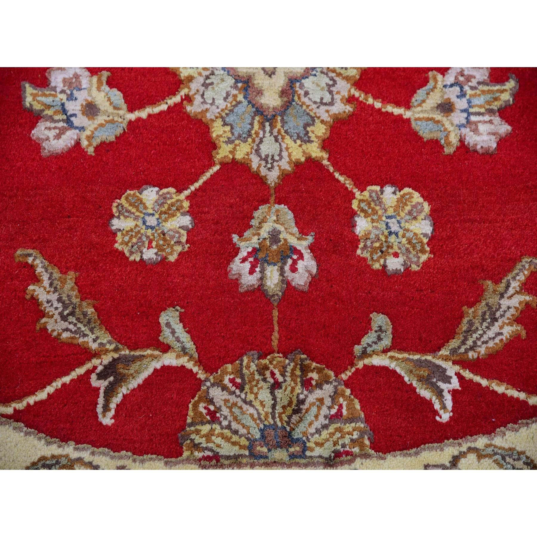 Laine 6'x6' Tapis rond en laine et soie rouge Rajasthan All Over Pattern noué à la main en vente