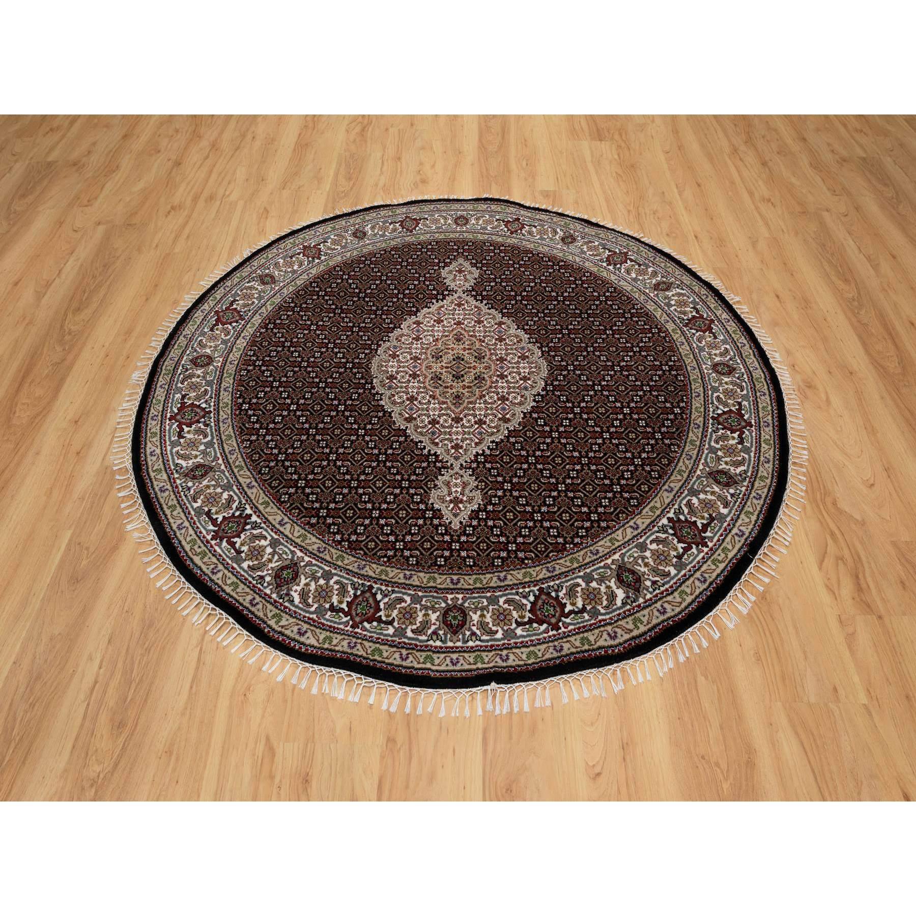 Reiches Schwarz, Handgeknüpft, Tabriz Mahi mit Fischmedaillon Design, 175 KPSI, Reine Wolle, Rund, Orientteppich
Primäre MATERIALIEN: Wolle
Latex: Kein Flor 
Höhe: 0,25 Zoll
Stil: Traditionell
Grundfarbe: Schwarz
Sekundäre Farben: Grün, Braun, Rot,