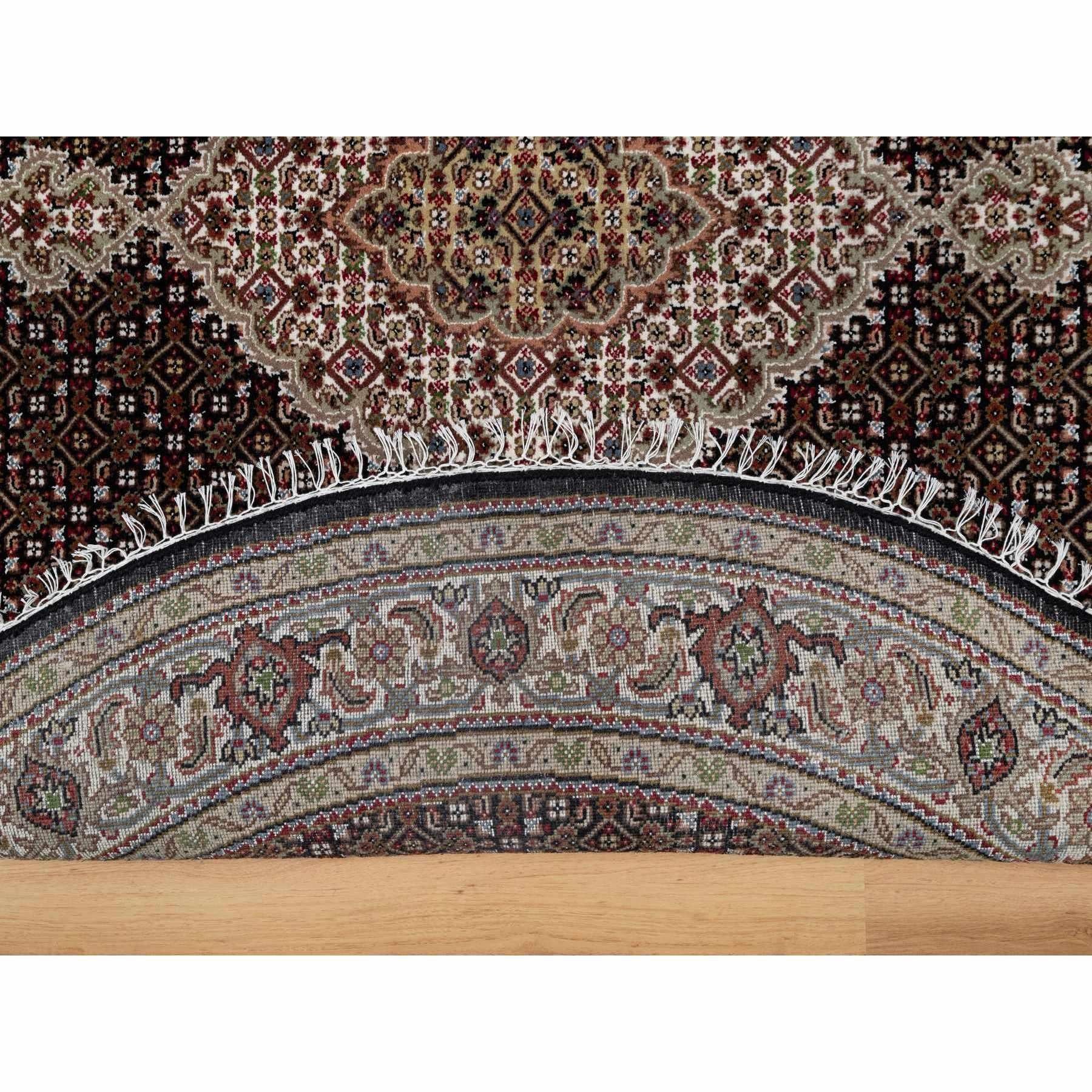6'x6' Rich Black Hand Knotted Tabriz Mahi mit Fish Design Wolle Runde Teppich (Indisch) im Angebot